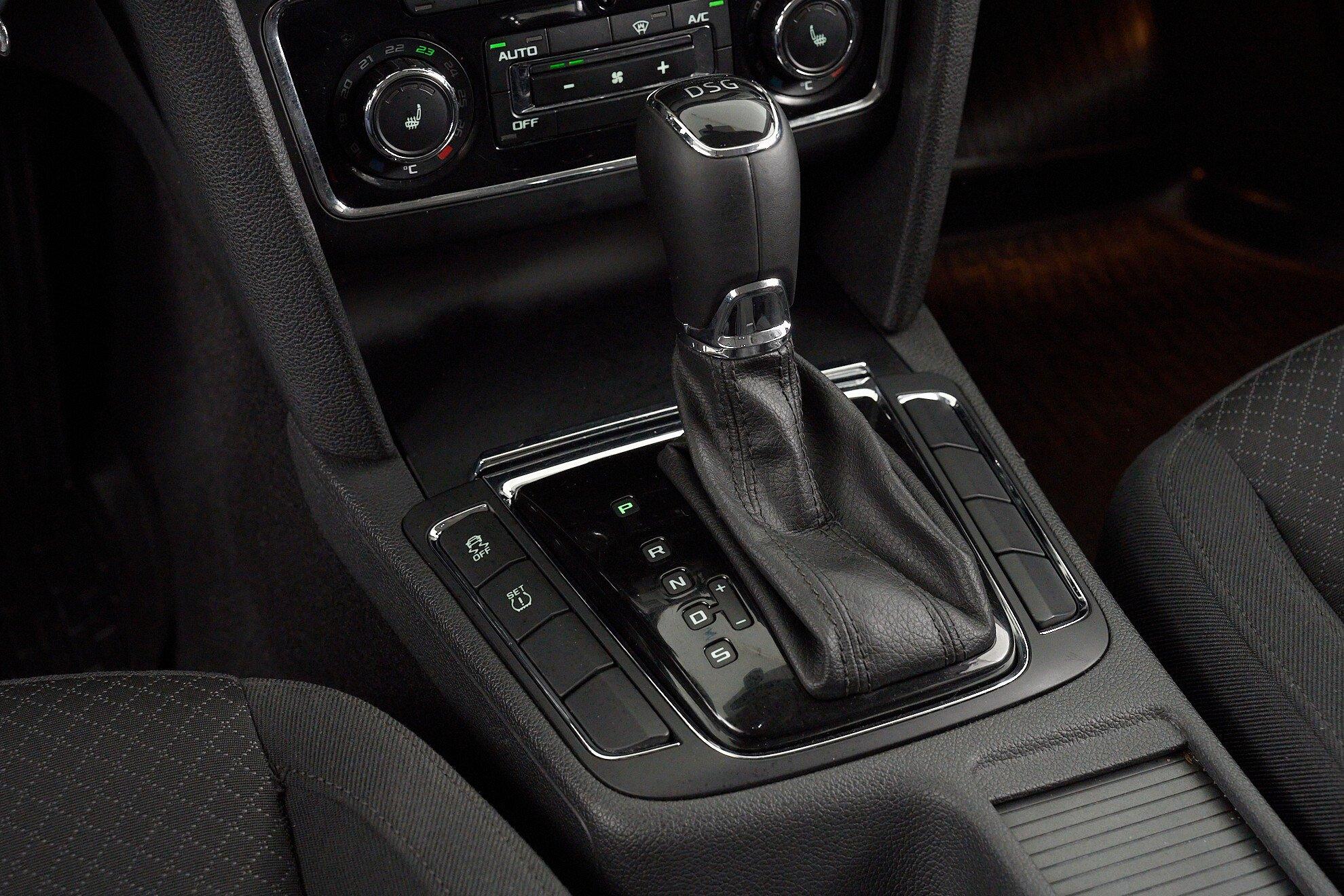 Skoda Superb 2013, белый
