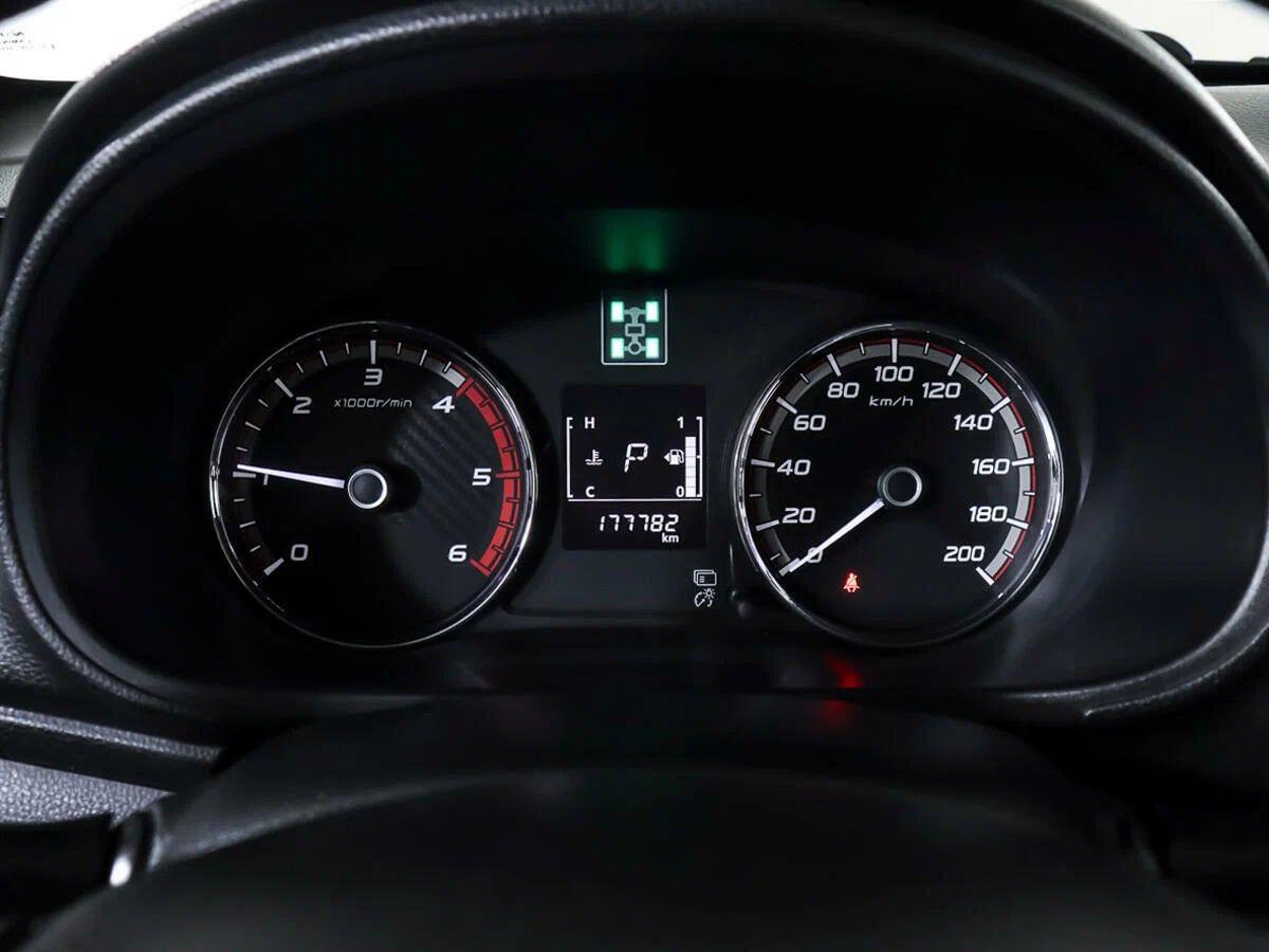 Mitsubishi L200 2017, серый
