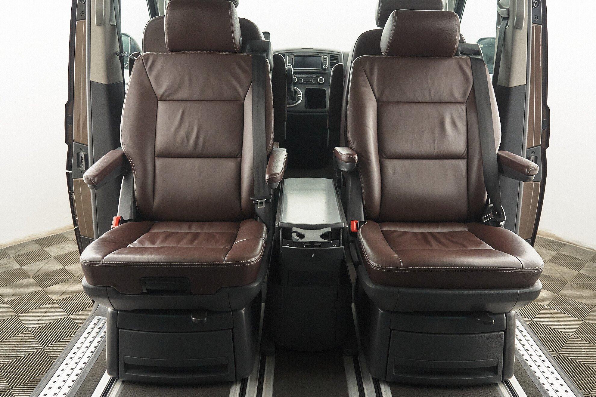 Volkswagen Multivan 2010, коричневый