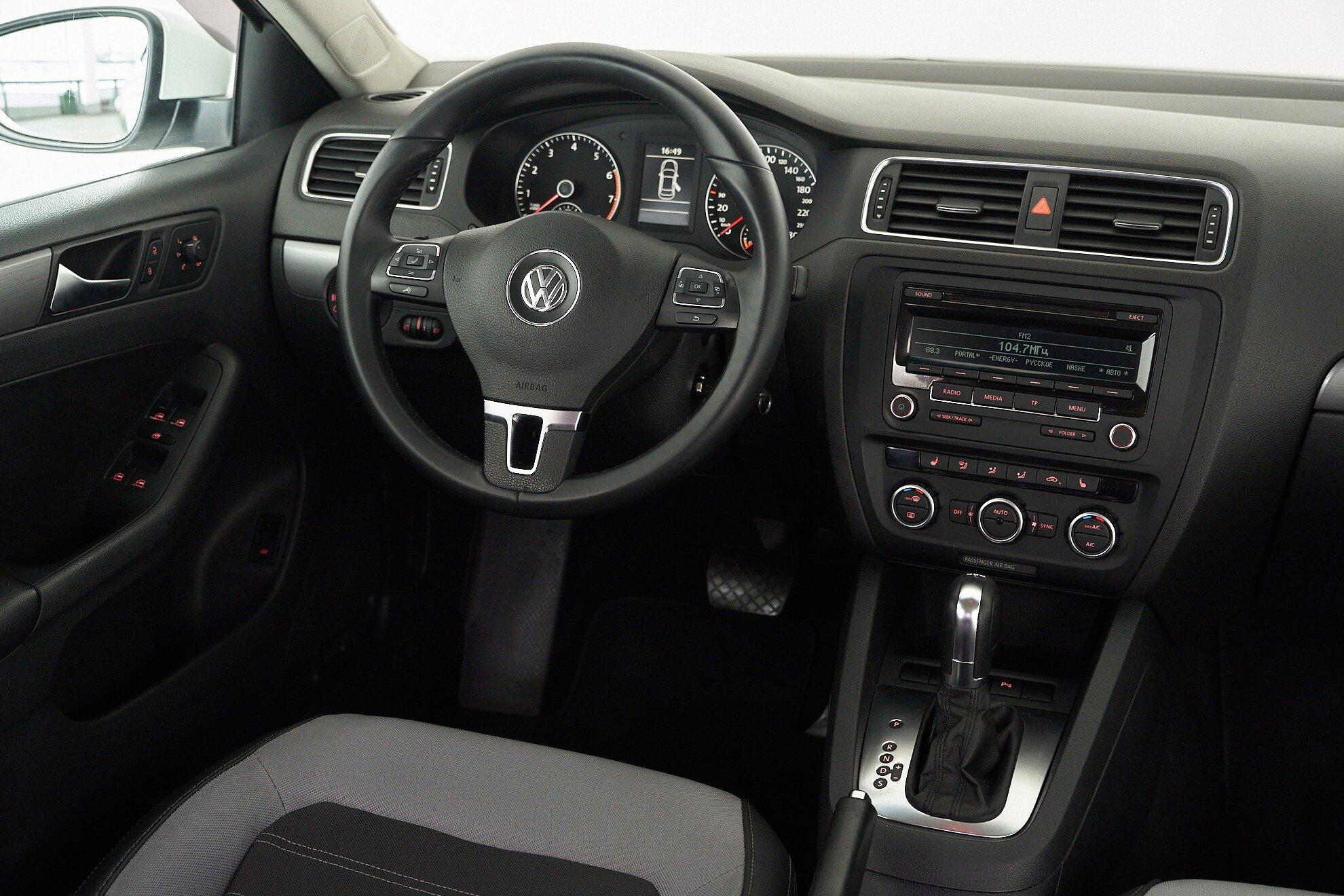 Volkswagen Jetta 2013, белый