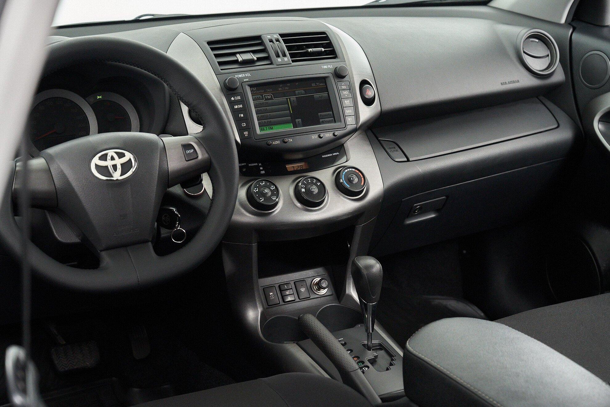 Toyota RAV4 2012, белый