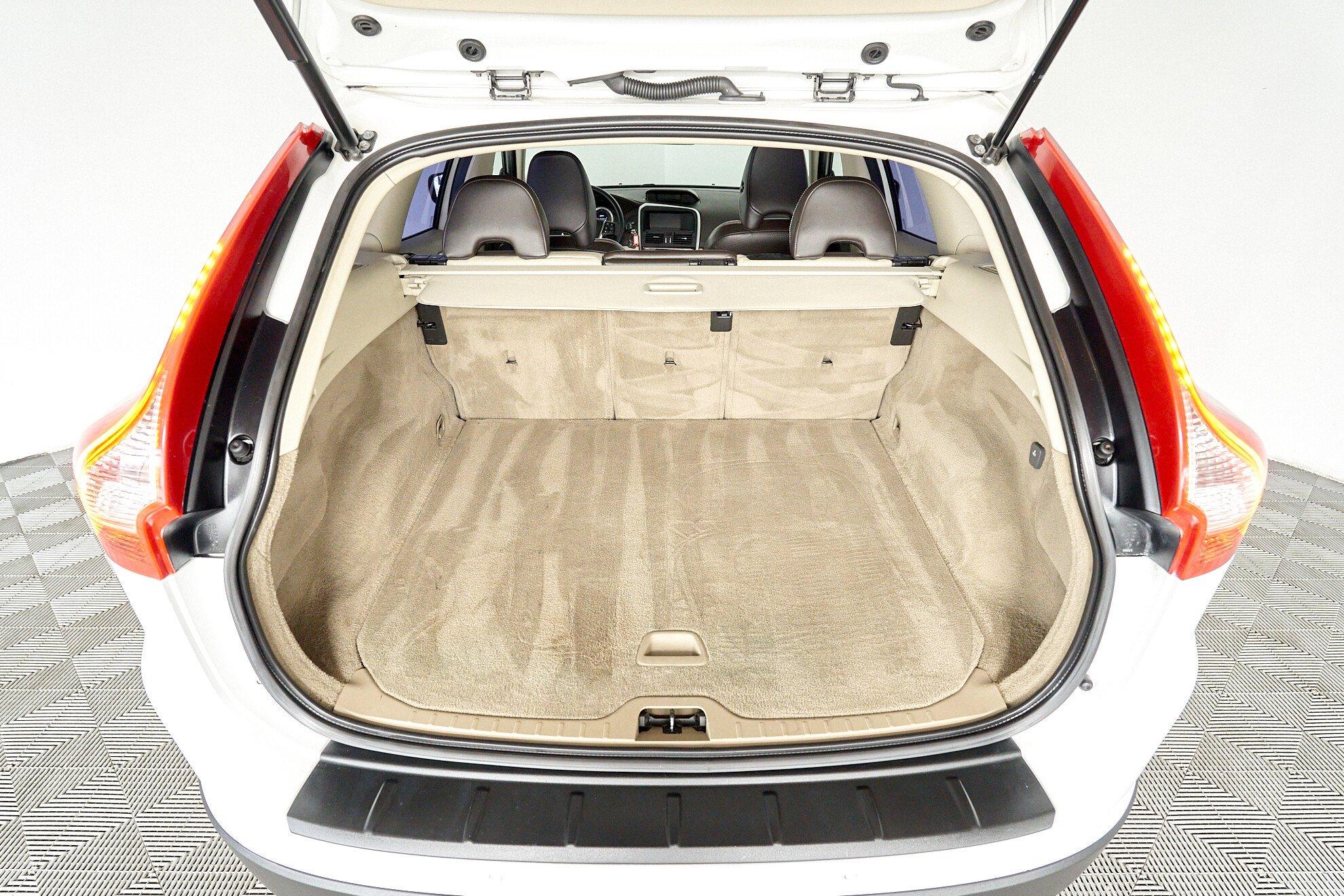 Volvo XC60 2011, белый