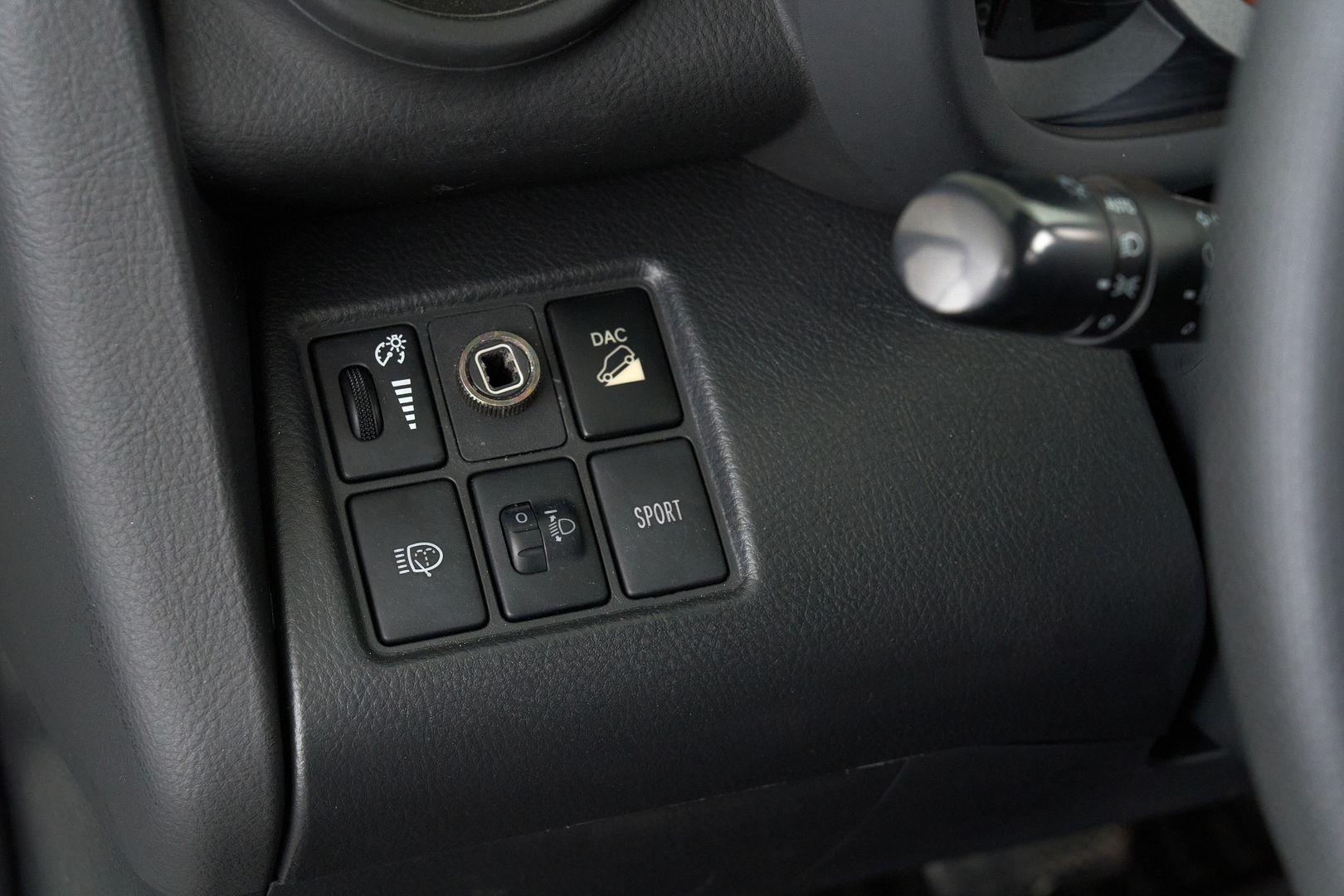 Toyota RAV4 2011, белый