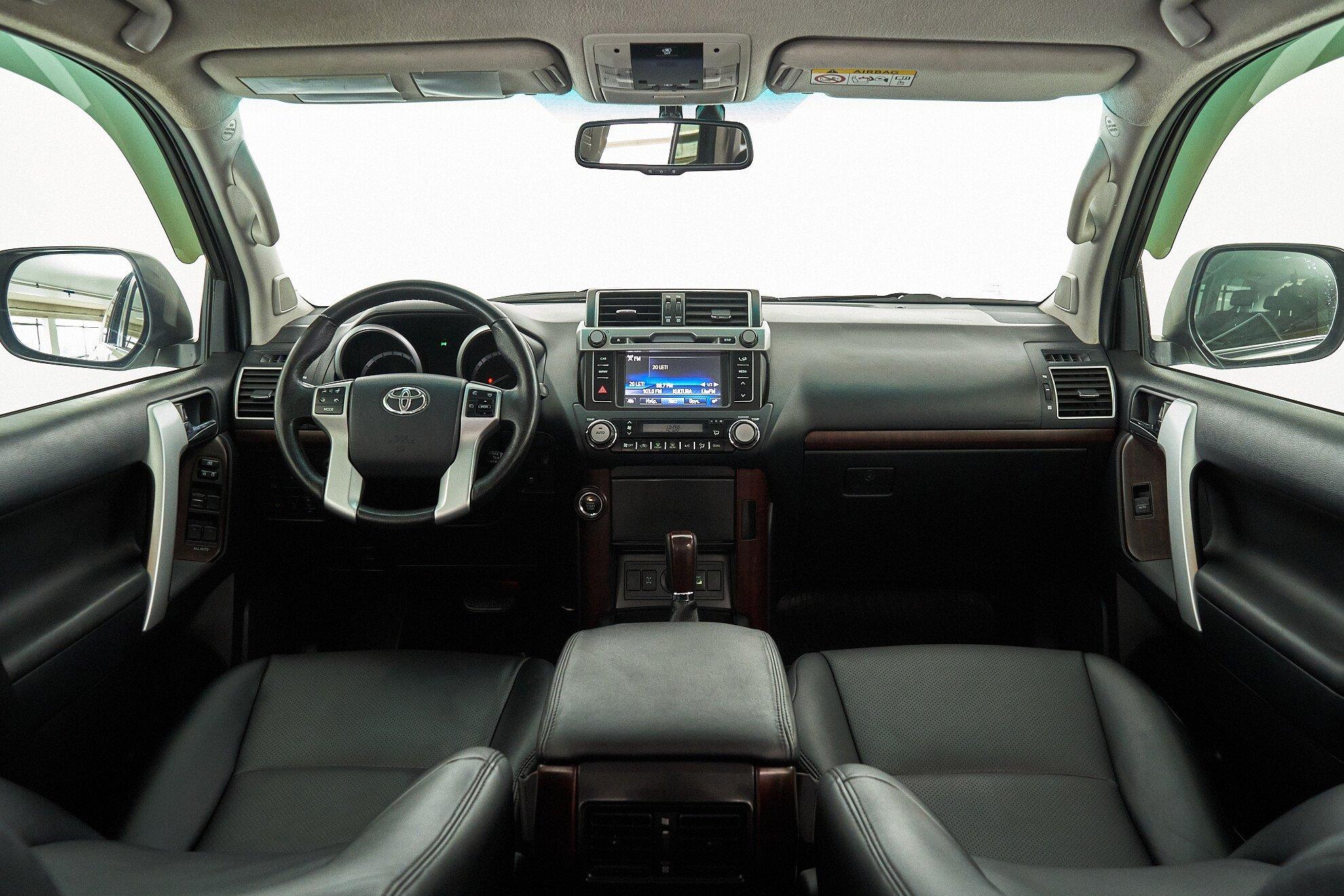 Toyota Land Cruiser Prado 2015, белый