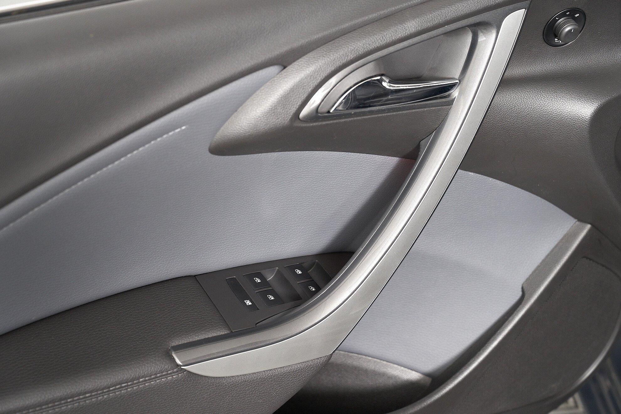 Opel Astra 2013, серый