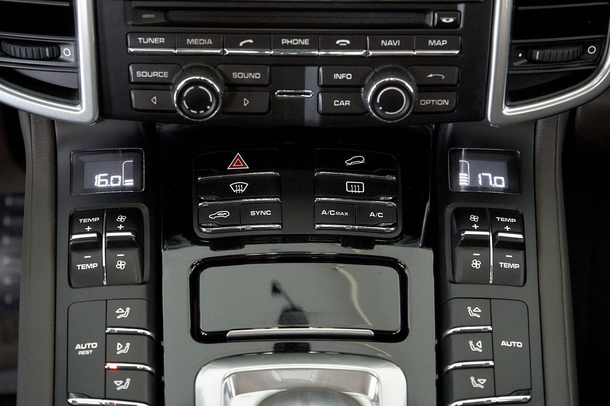 Porsche Cayenne 2016, белый