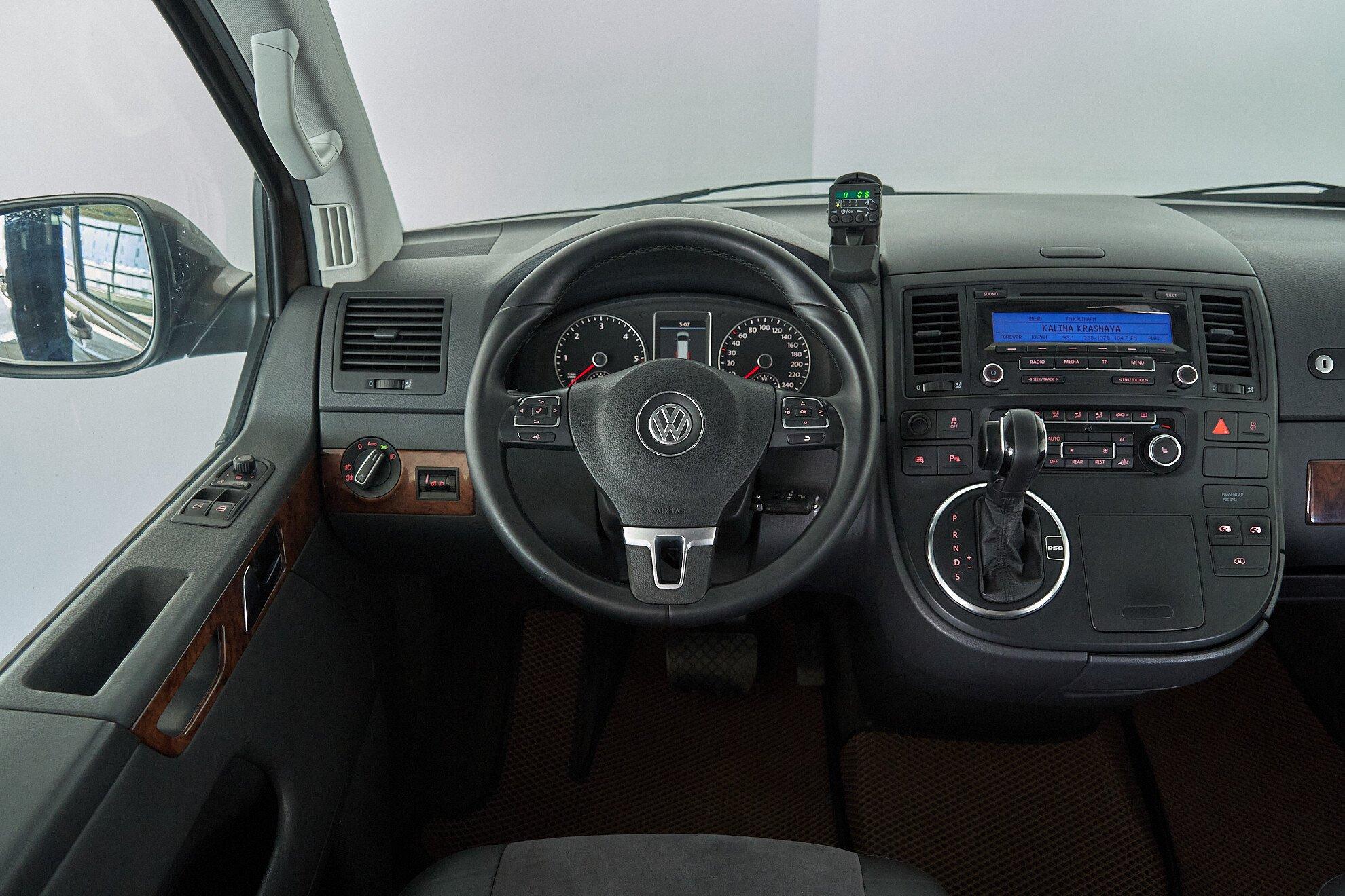 Volkswagen Multivan 2010, коричневый