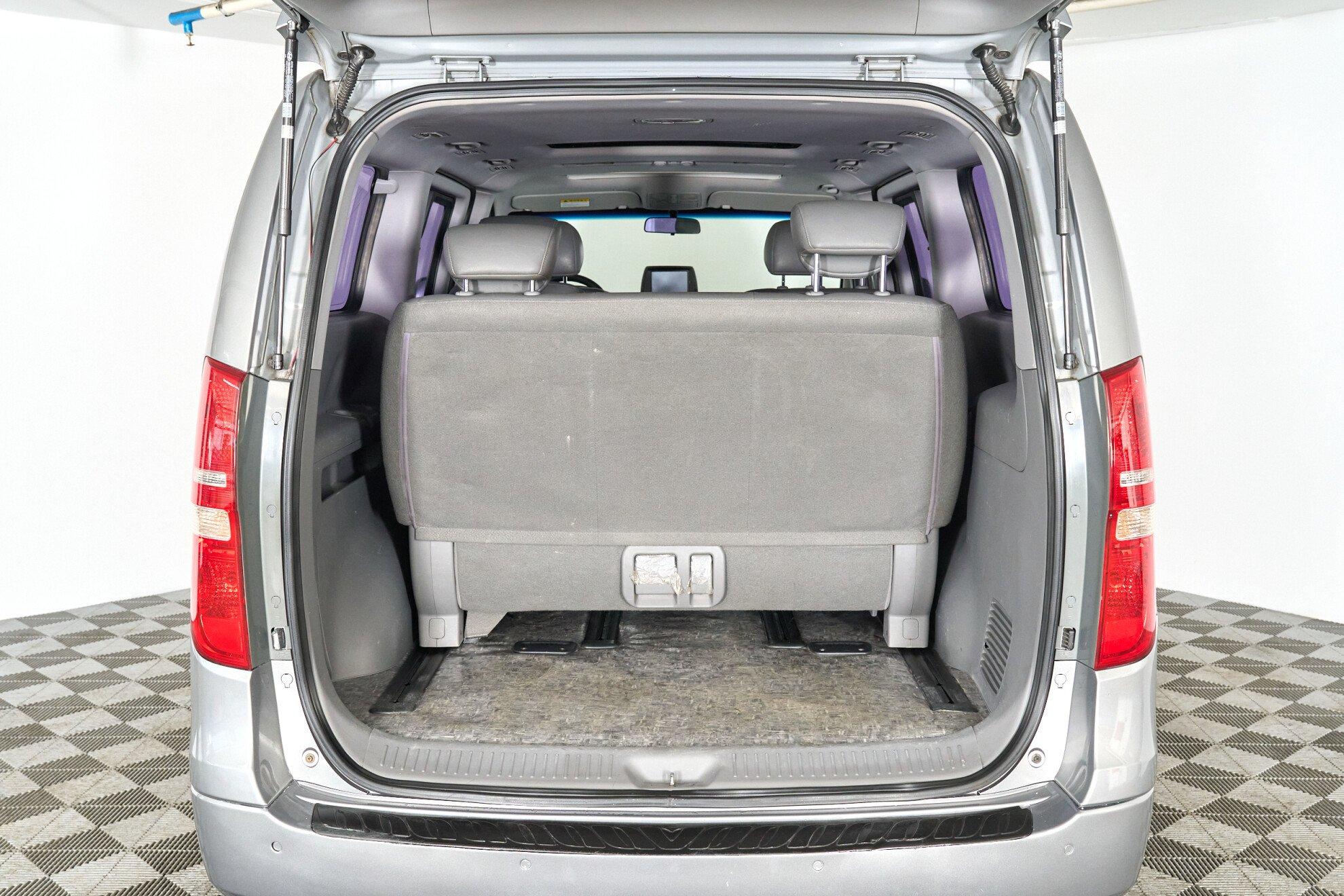 Hyundai Grand Starex 2012, серебряный