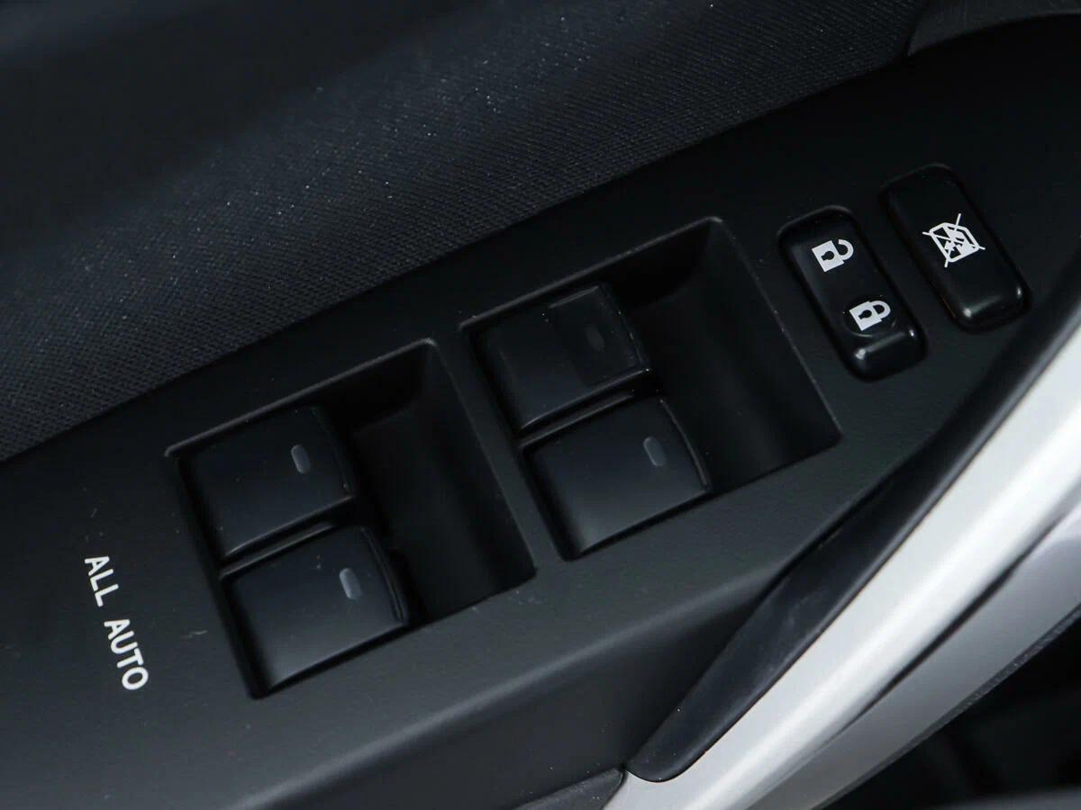 Toyota Auris 2014, серебряный
