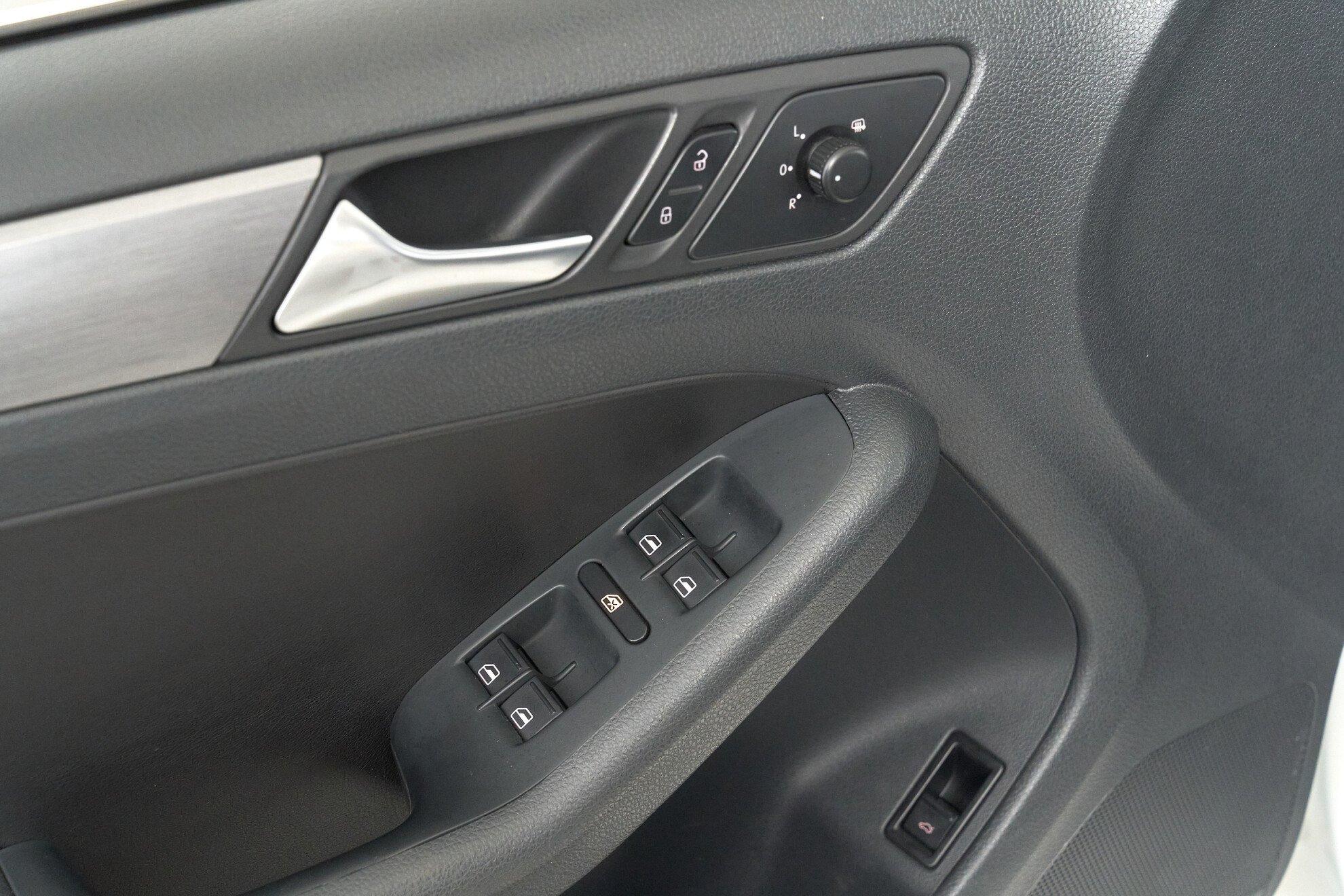 Volkswagen Jetta 2012, белый