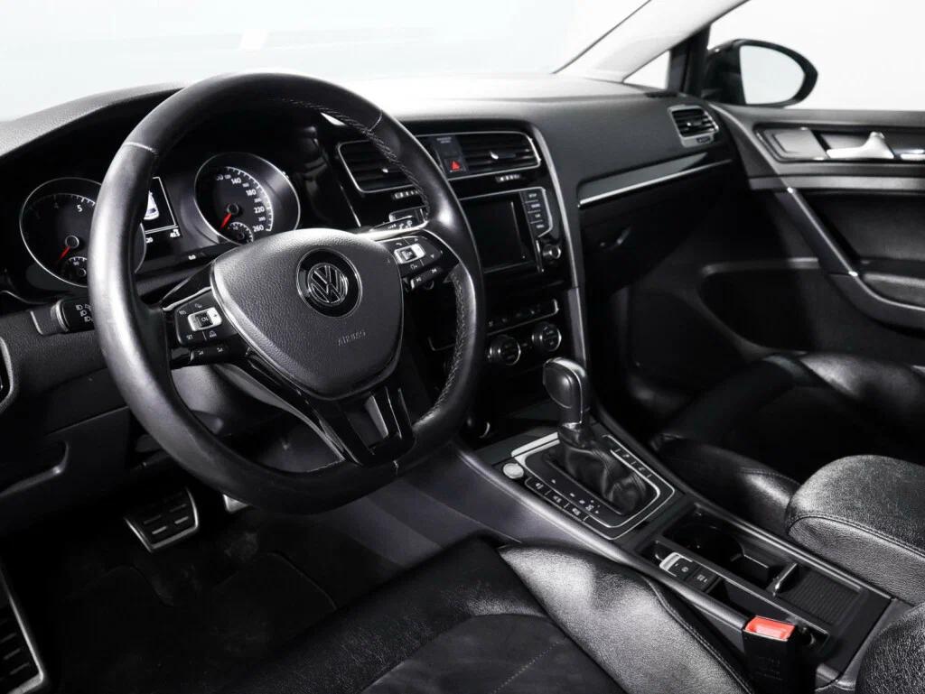 Volkswagen Golf 2016, белый