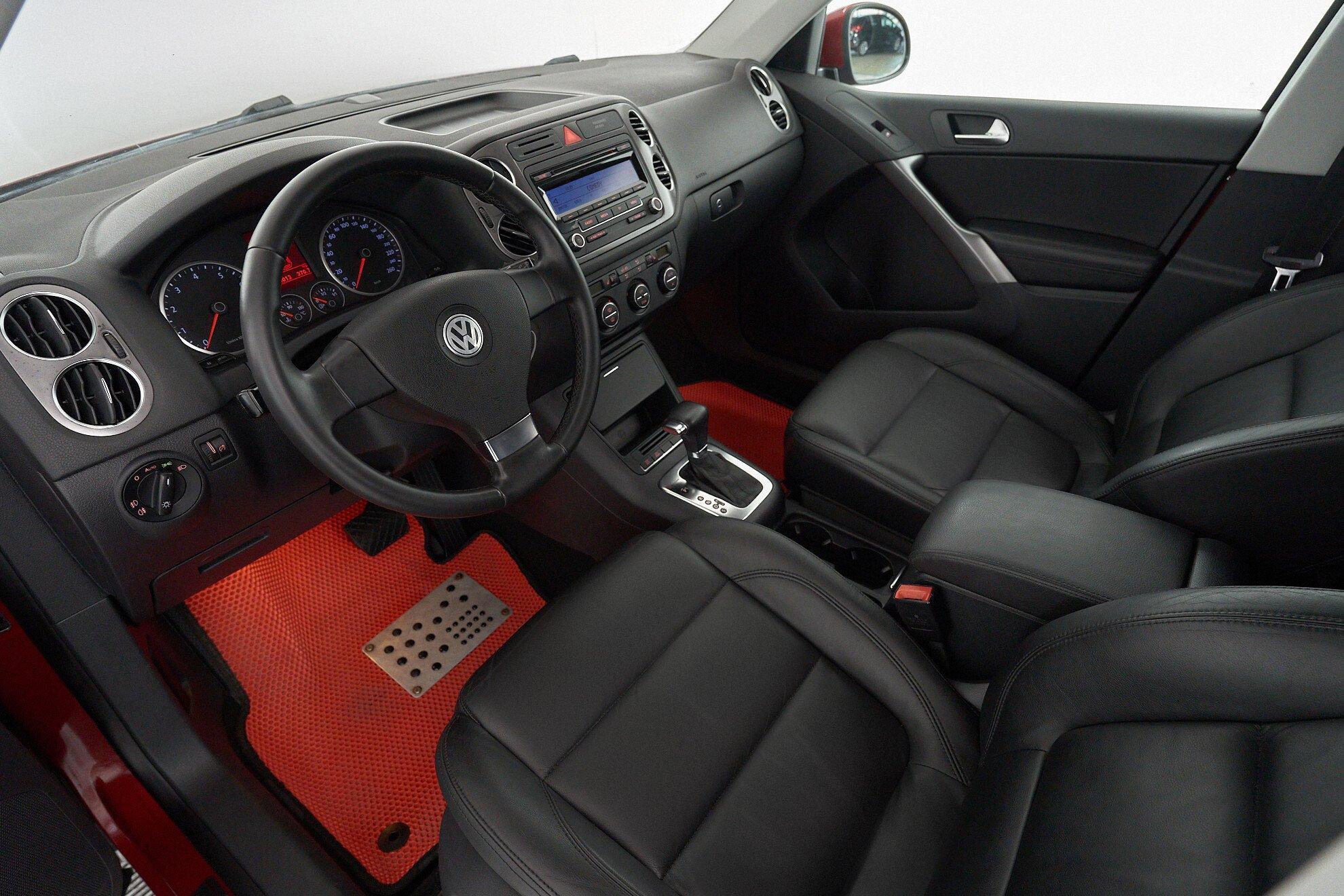 Volkswagen Tiguan 2009, красный