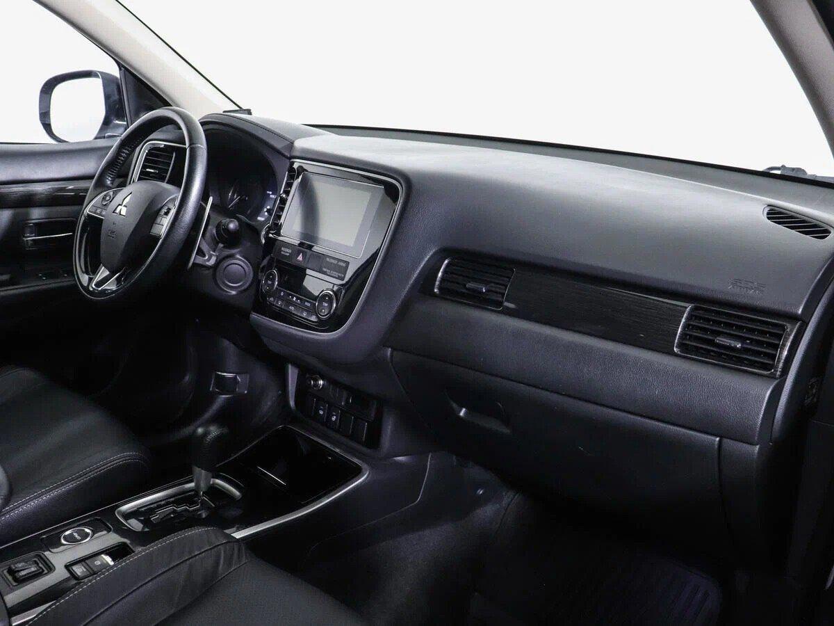 Mitsubishi Outlander 2018, серебряный