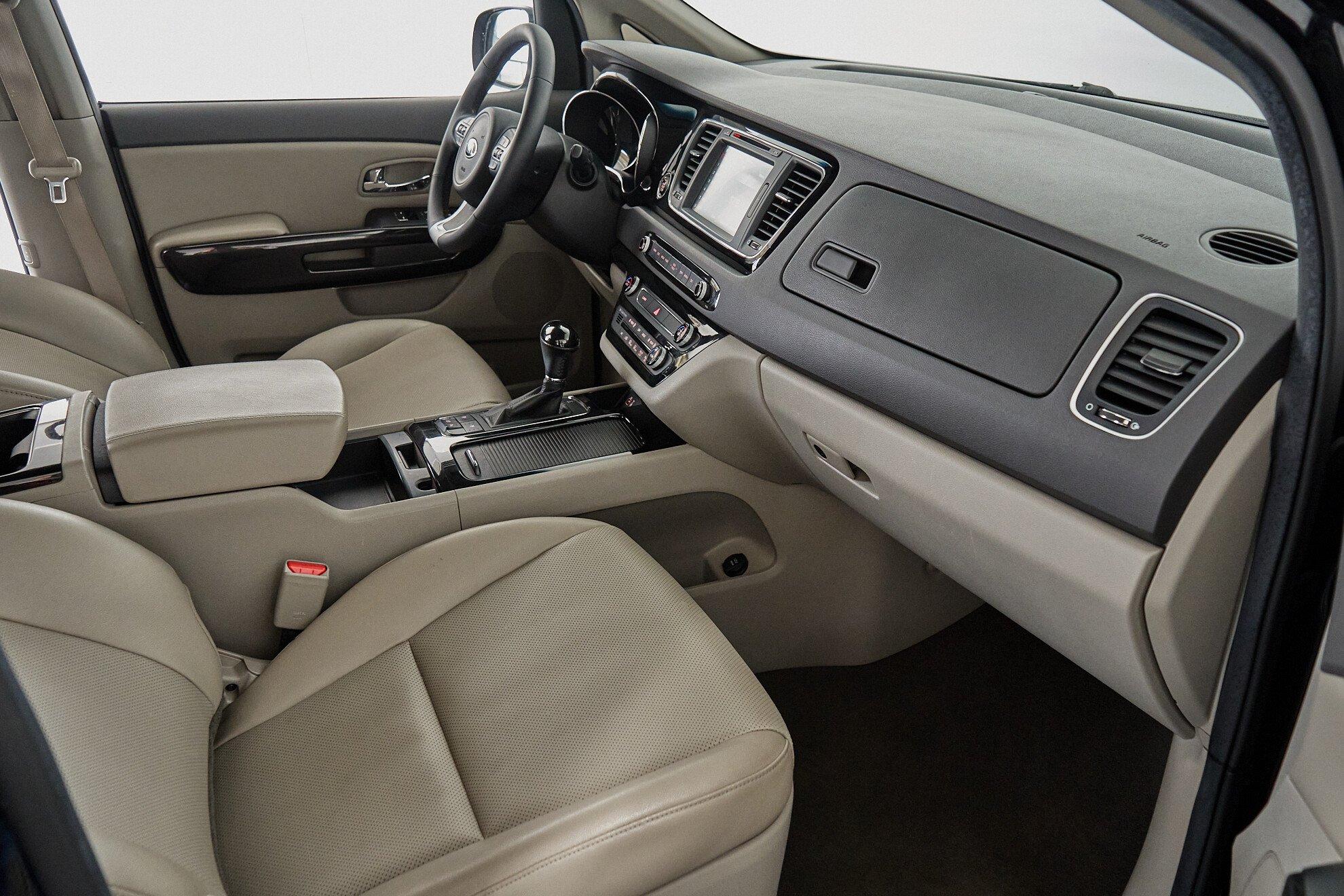 Kia Carnival 2016, черный