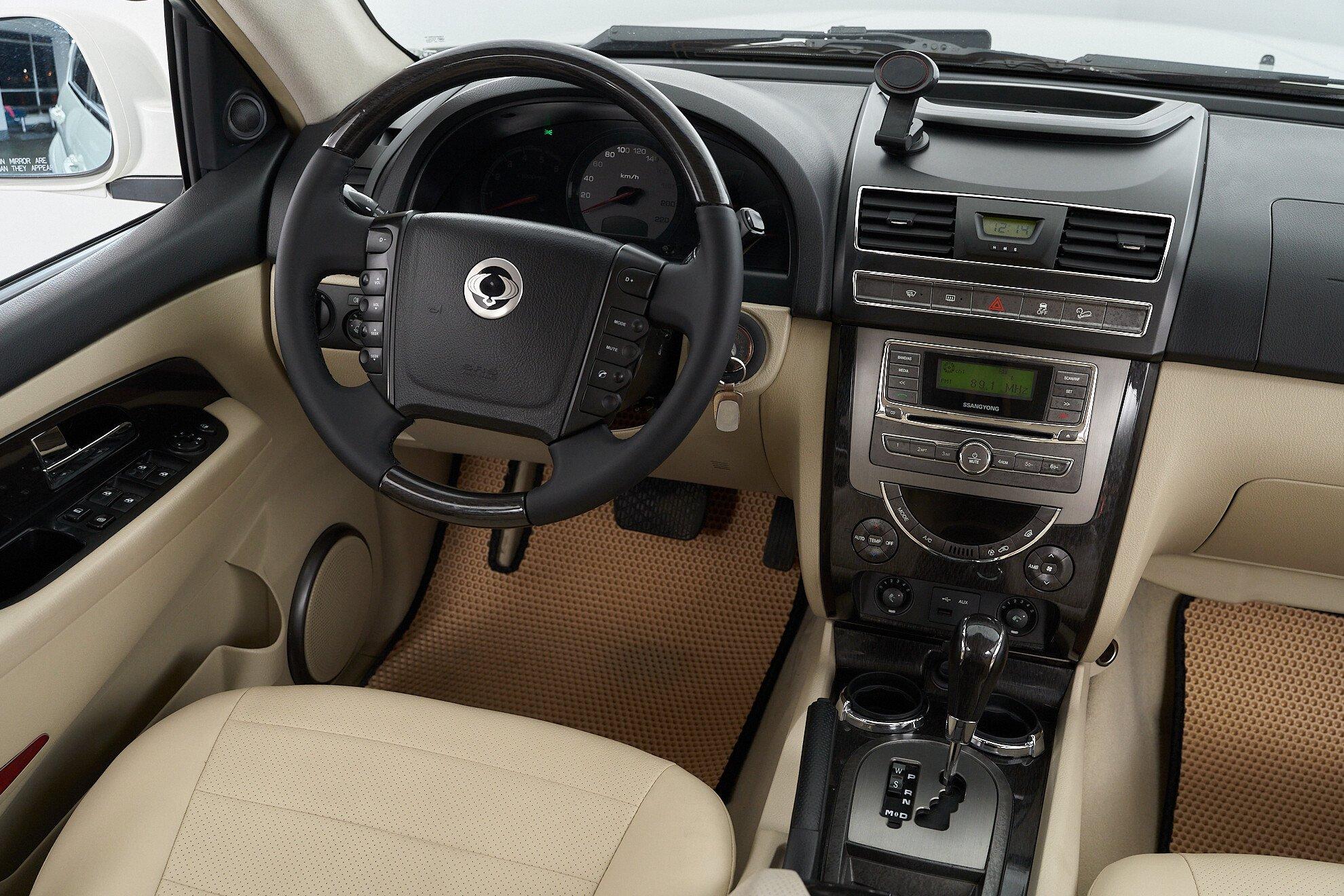 SsangYong Rexton 2012, белый