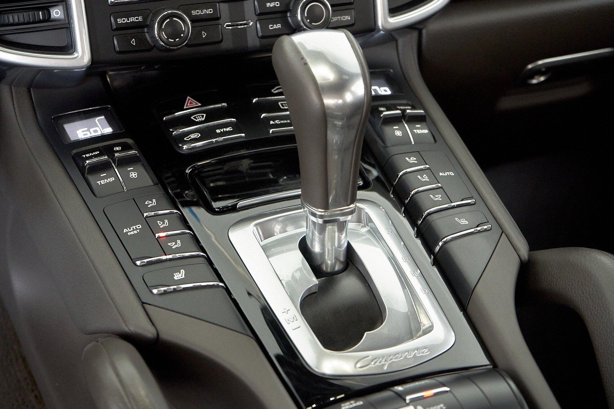 Porsche Cayenne 2016, белый