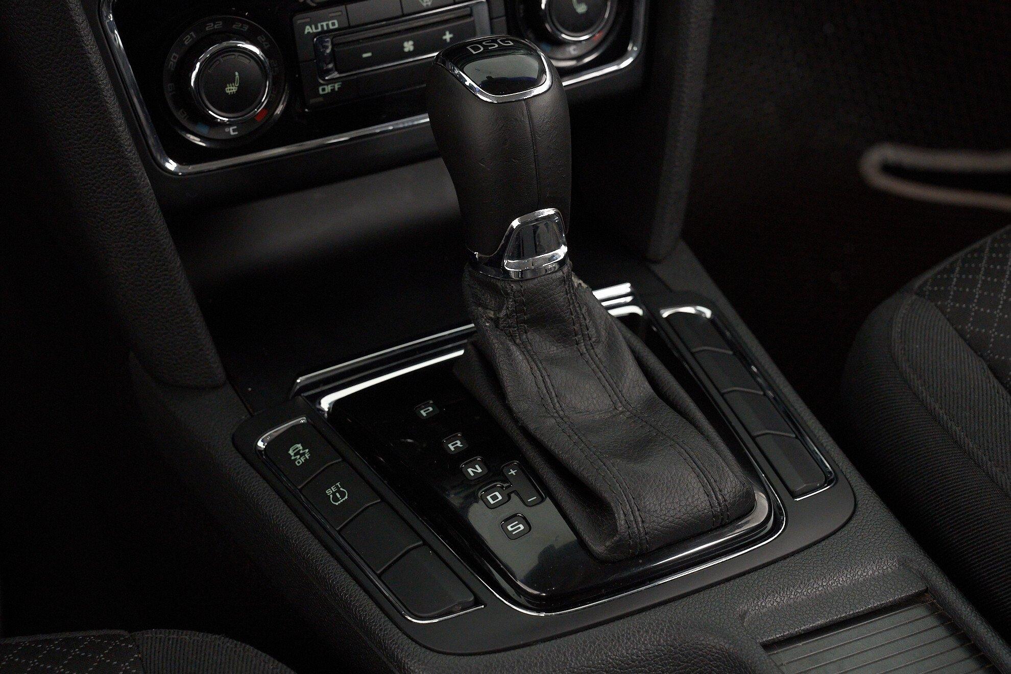 Skoda Superb 2014, белый