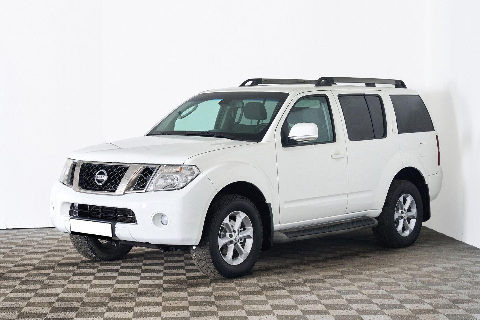 Nissan Pathfinder 2011, белый