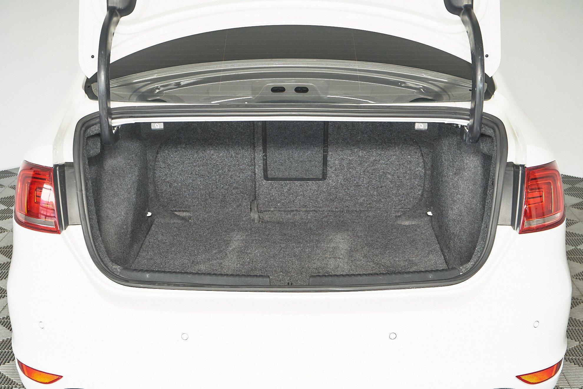 Volkswagen Jetta 2014, белый