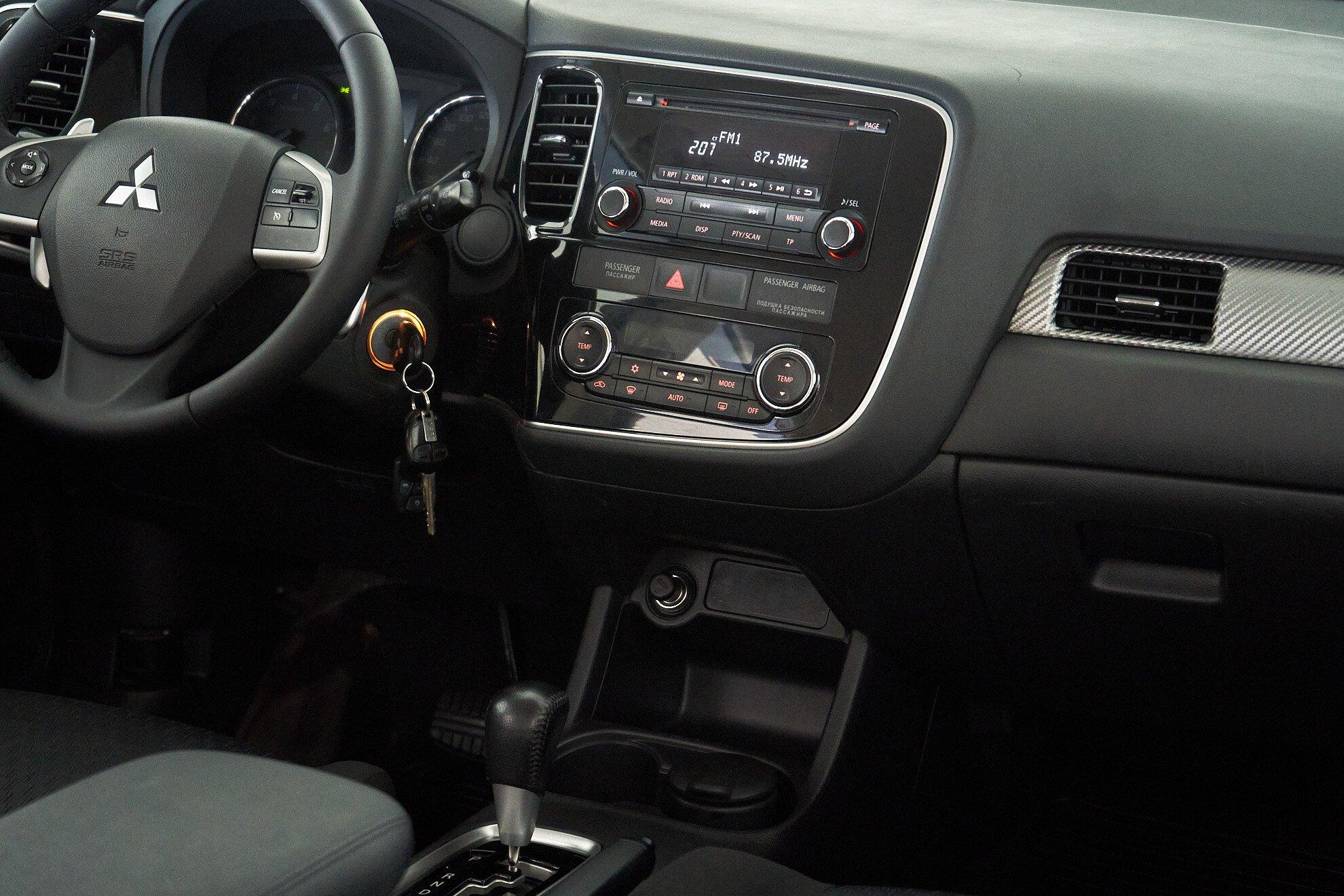 Mitsubishi Outlander 2013, белый
