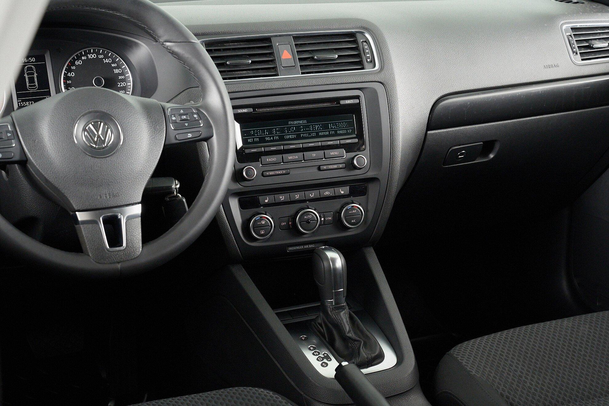 Volkswagen Jetta 2013, белый