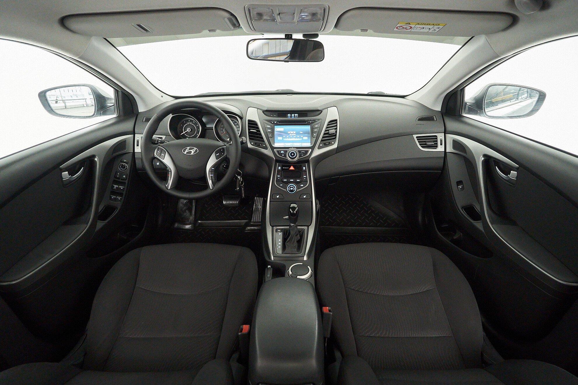 Hyundai Elantra 2015, серебряный