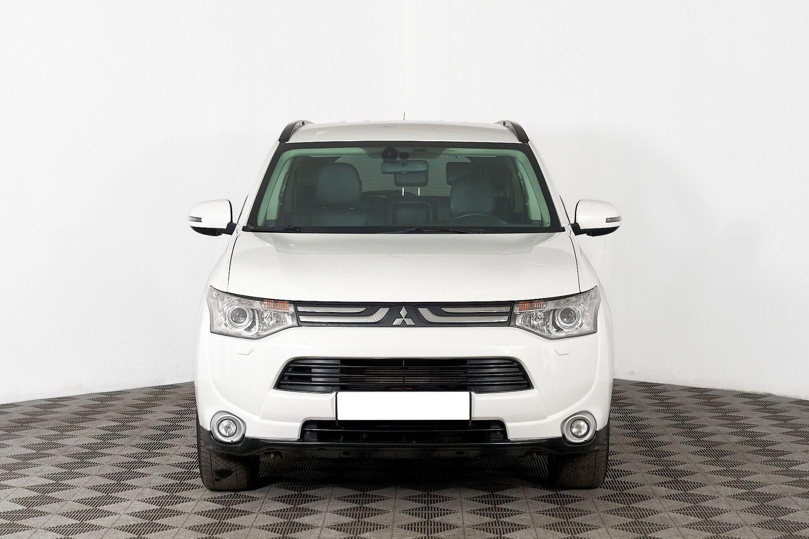 Mitsubishi Outlander 2013, белый