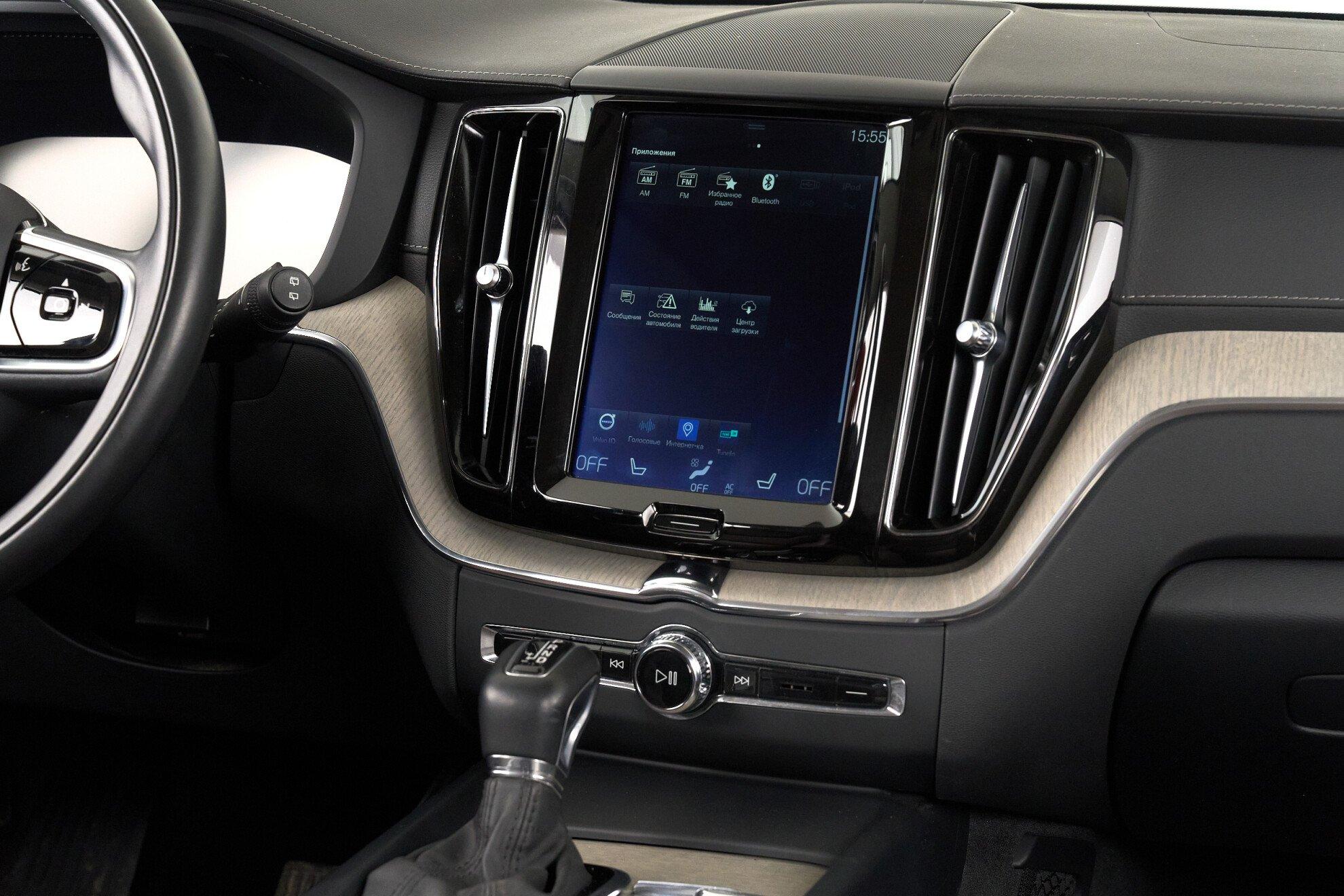 Volvo XC60 2019, красный