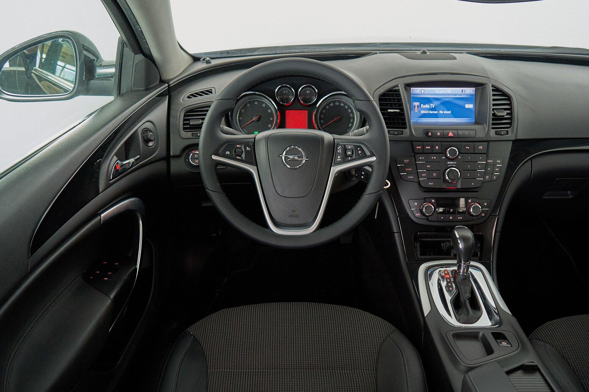 Opel Insignia 2010, черный