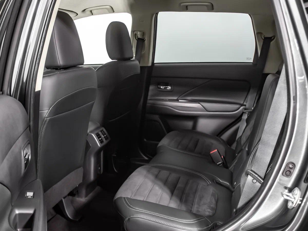 Mitsubishi Outlander 2021, серый