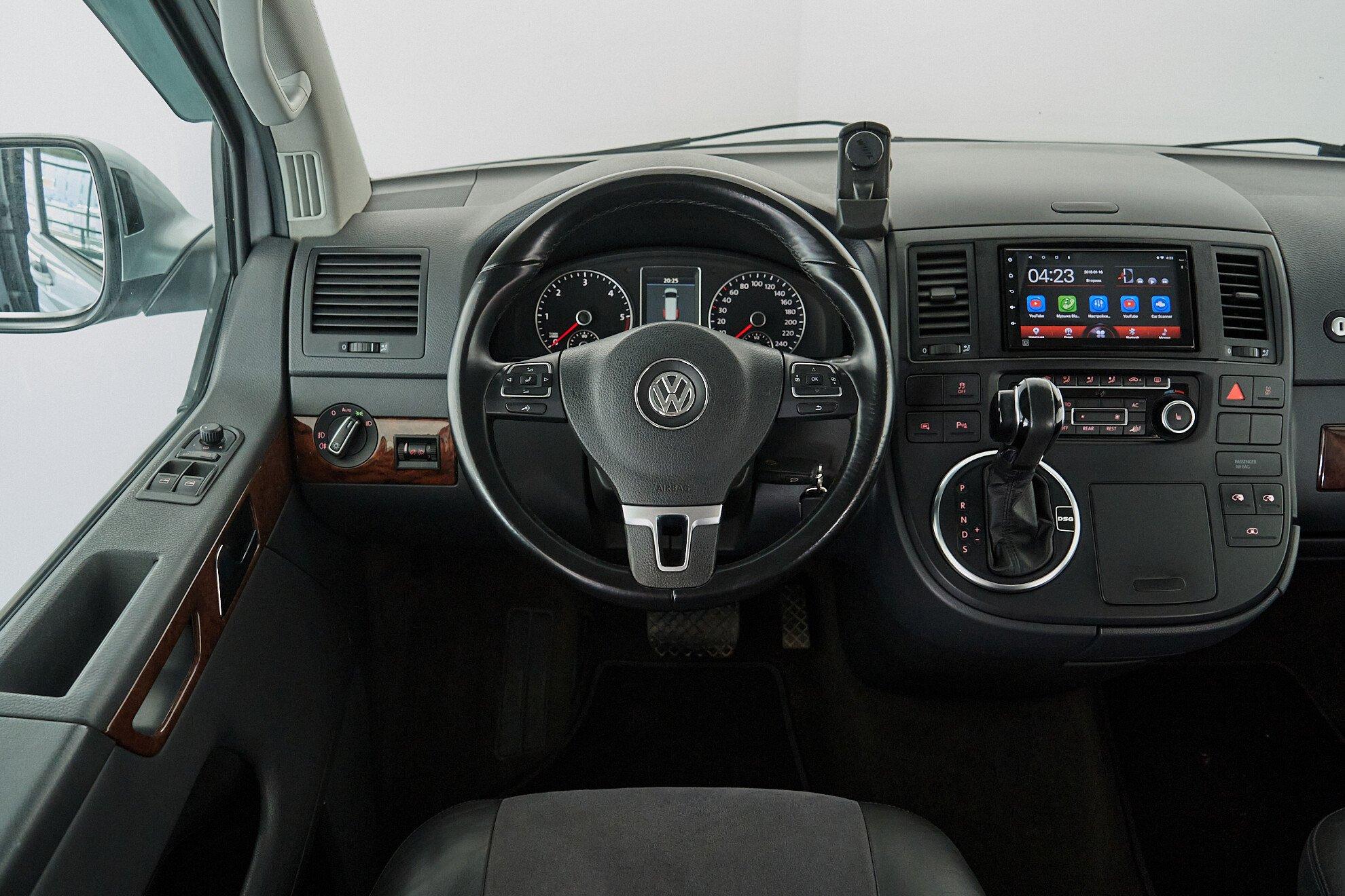 Volkswagen Multivan 2010, серебряный