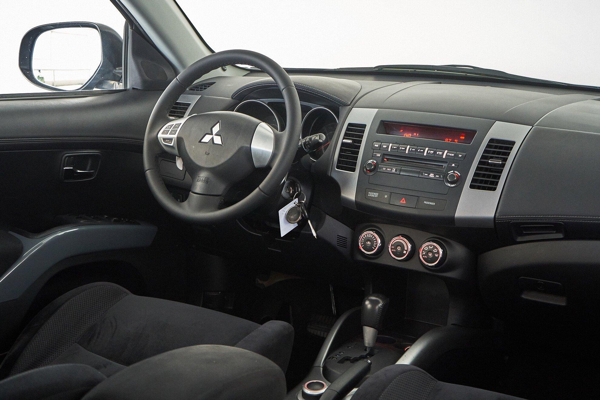 Mitsubishi Outlander 2011, серый