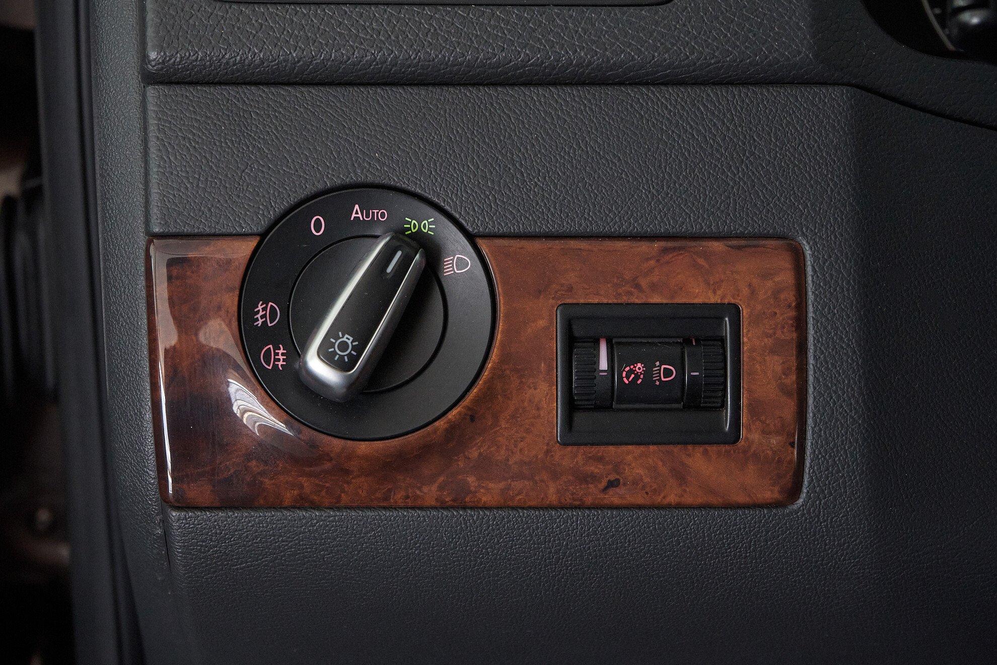 Volkswagen Multivan 2010, коричневый