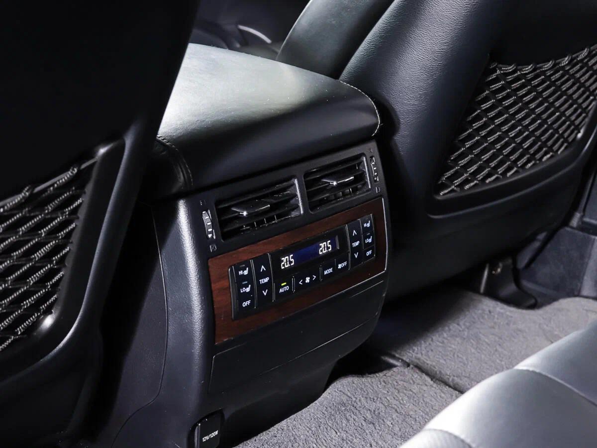 Toyota Land Cruiser 2018, красный