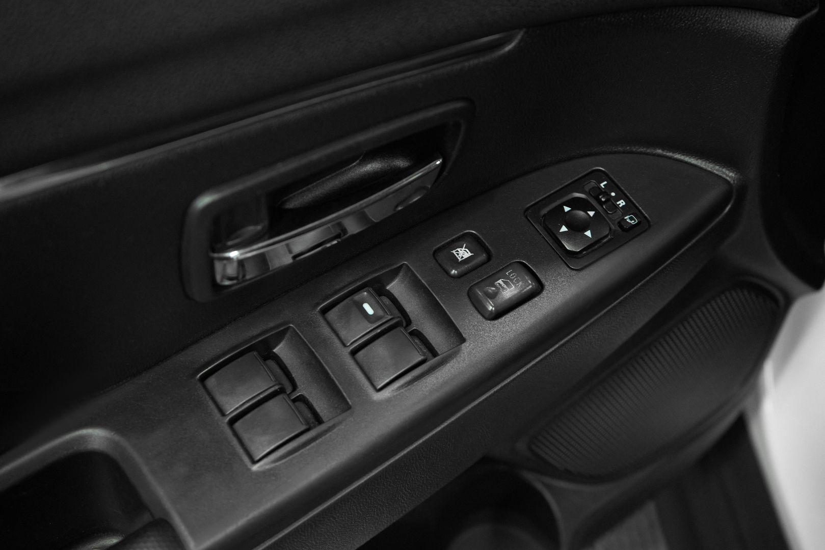 Mitsubishi ASX 2012, белый