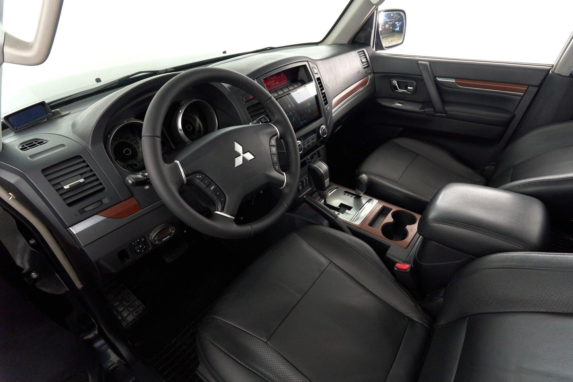 Mitsubishi Pajero 2008, черный