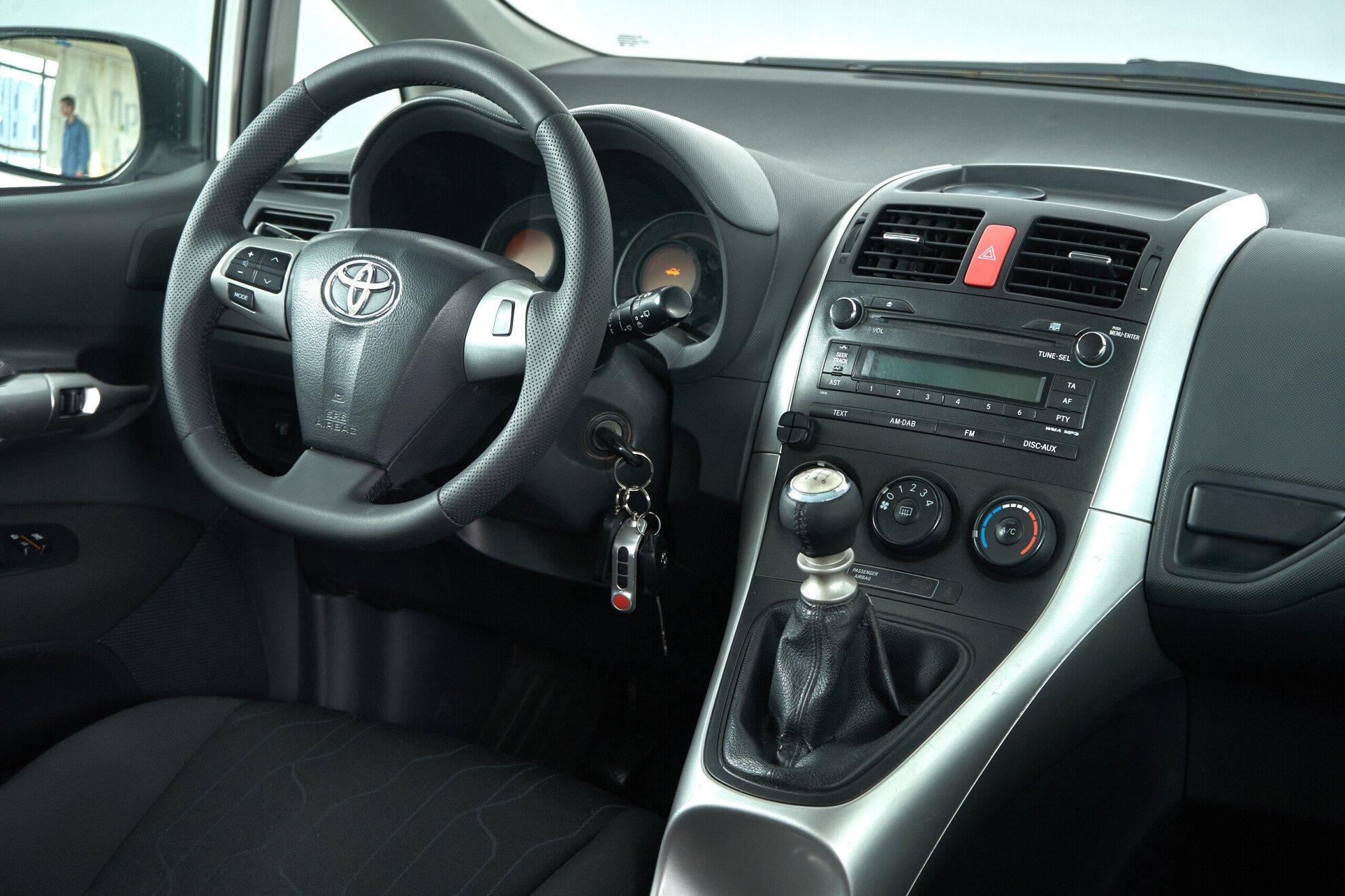 Toyota Auris 2011, белый
