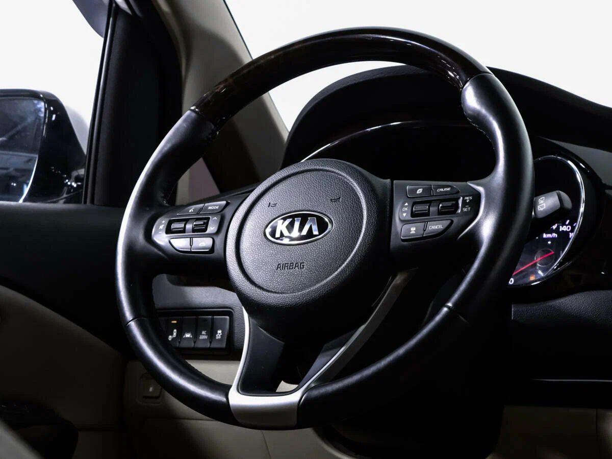 Kia Carnival 2017, белый