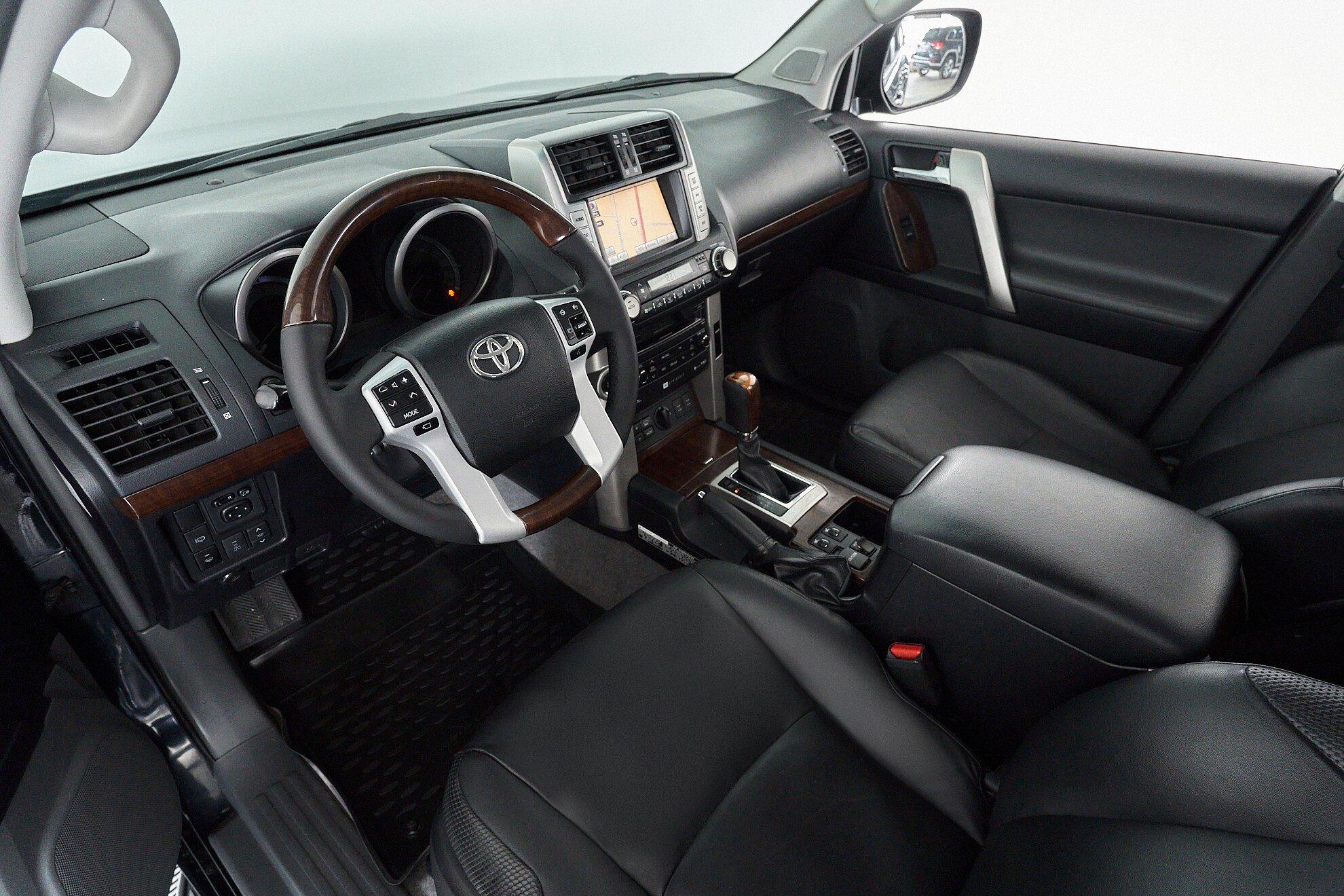 Toyota Land Cruiser Prado 2011, серый