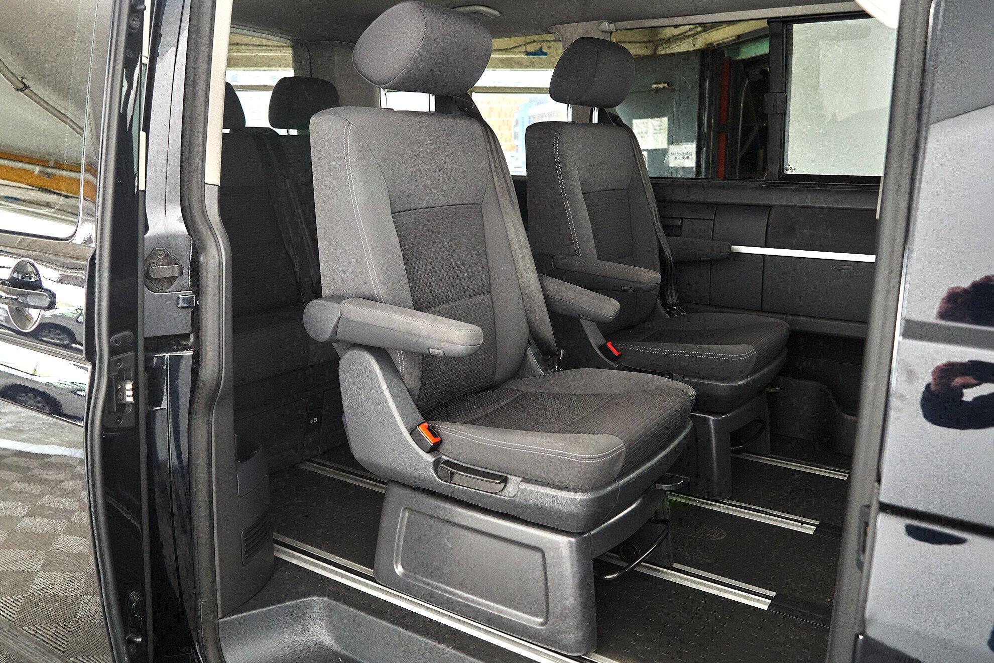 Volkswagen Multivan 2012, черный