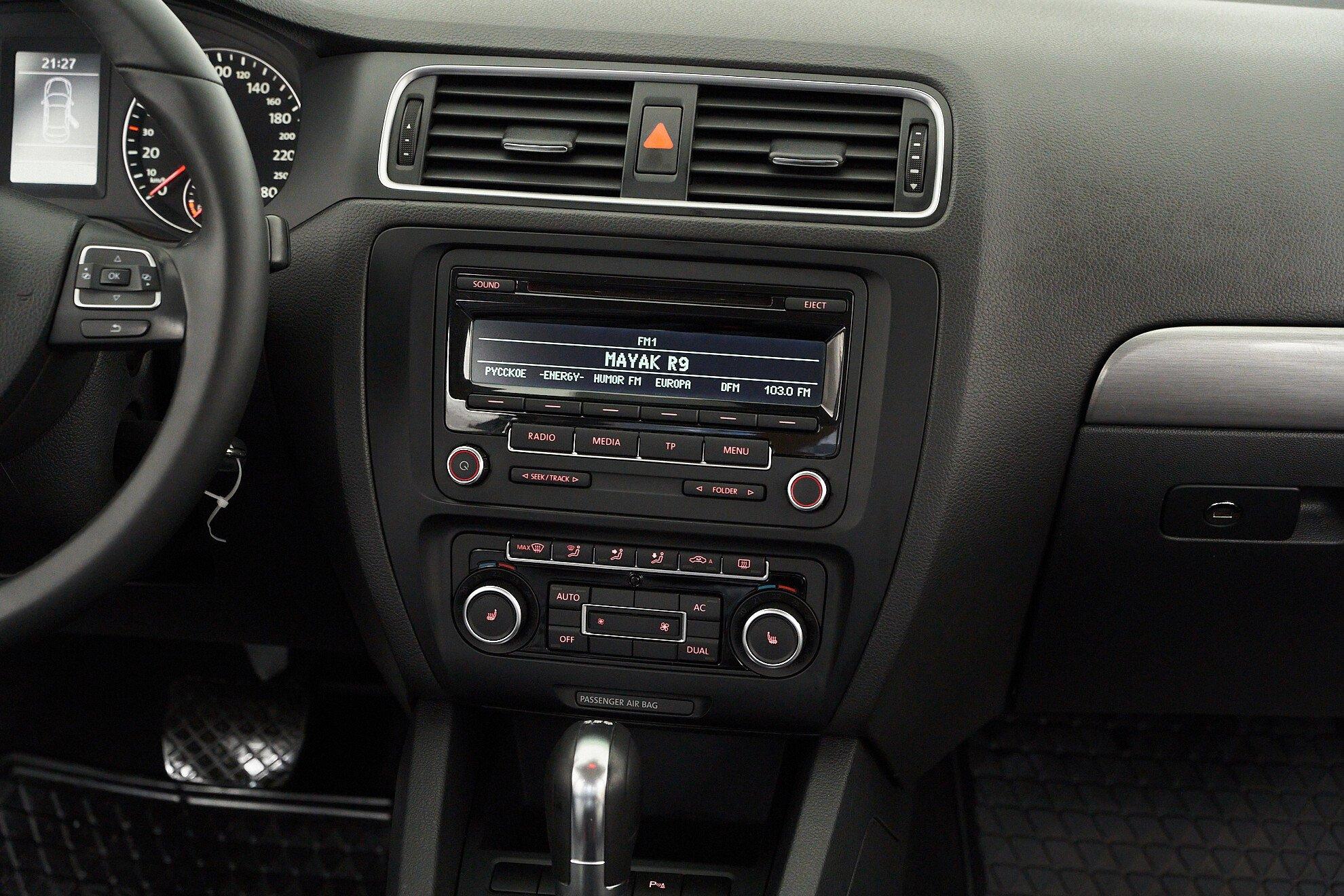 Volkswagen Jetta 2011, белый