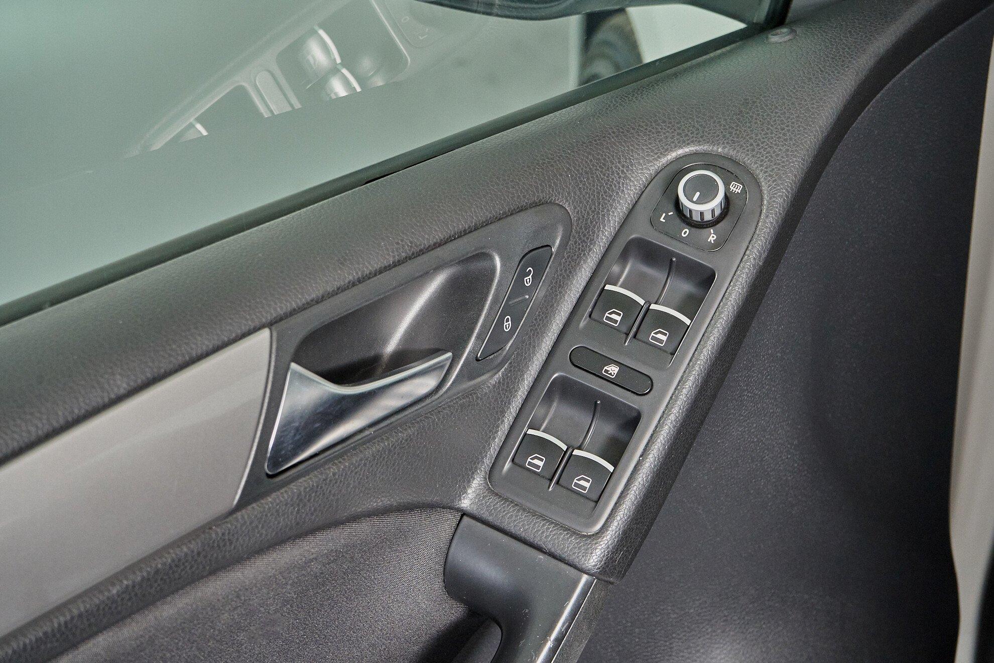 Volkswagen Golf 2012, белый