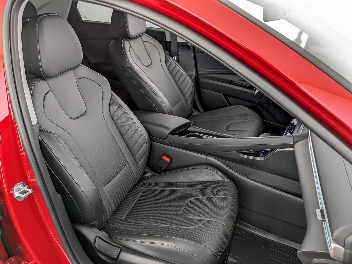 Hyundai Elantra 2022, красный