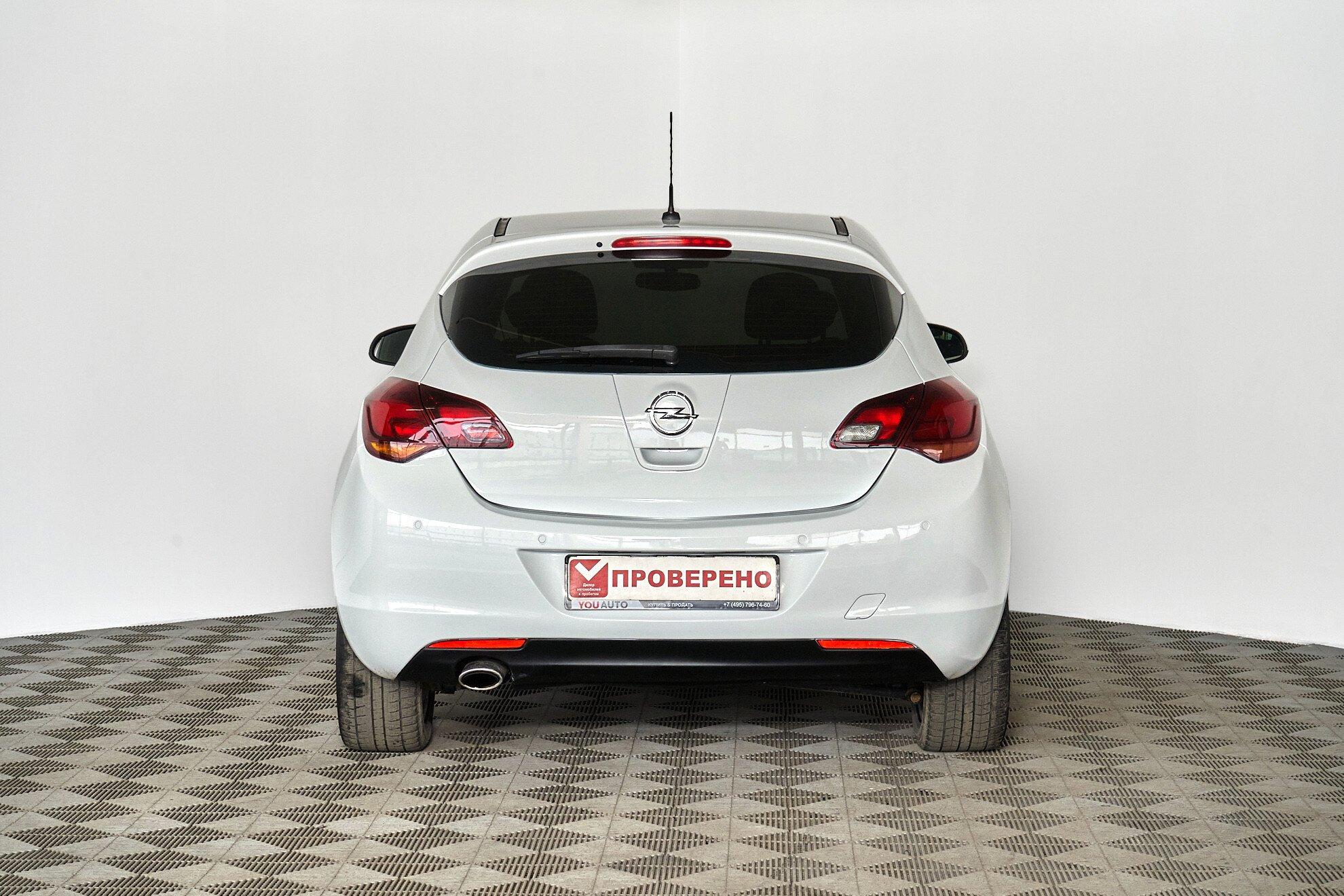 Opel Astra 2012, белый