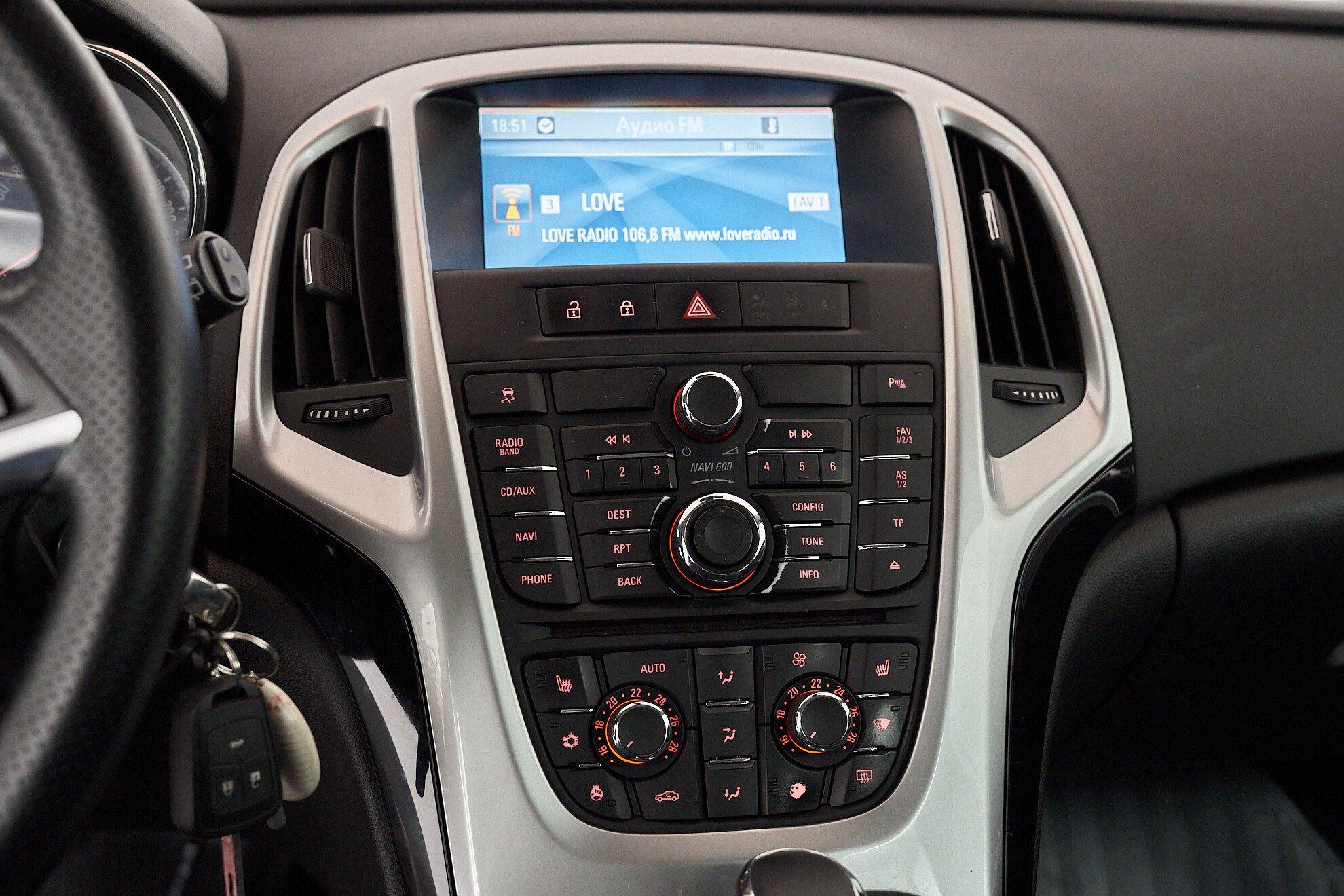 Opel Astra 2013, красный