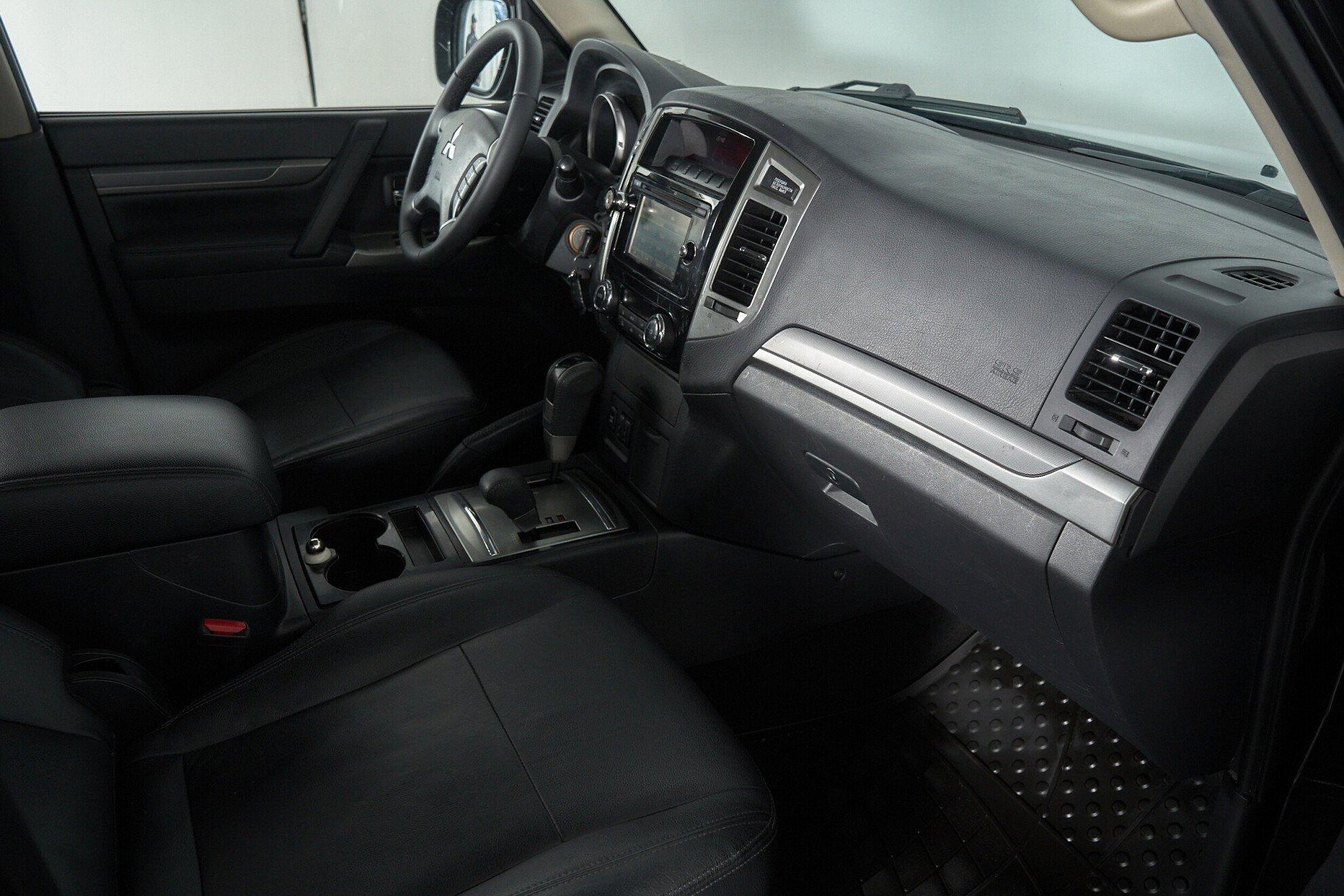 Mitsubishi Pajero 2017, черный
