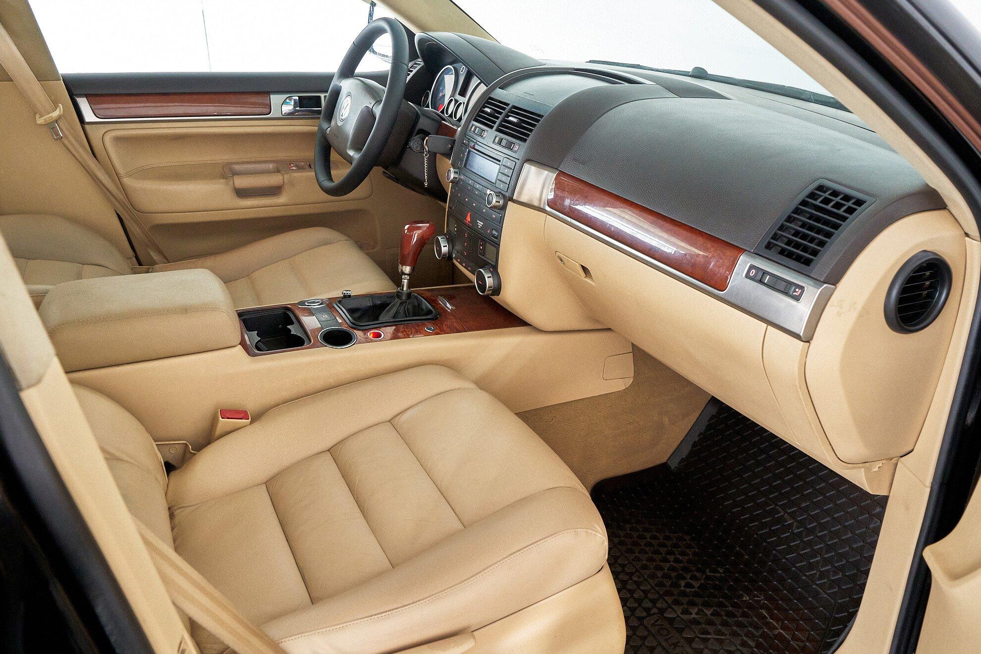 Volkswagen Touareg 2006, черный