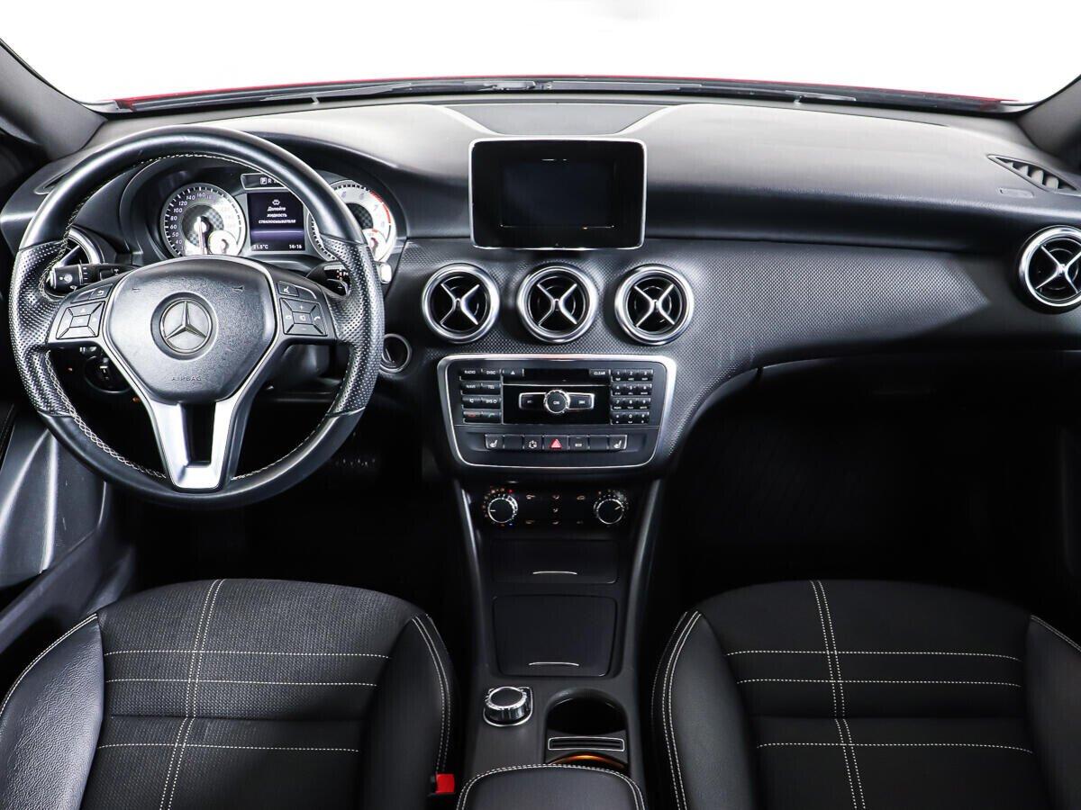 Mercedes-Benz A-Класс 2015, красный