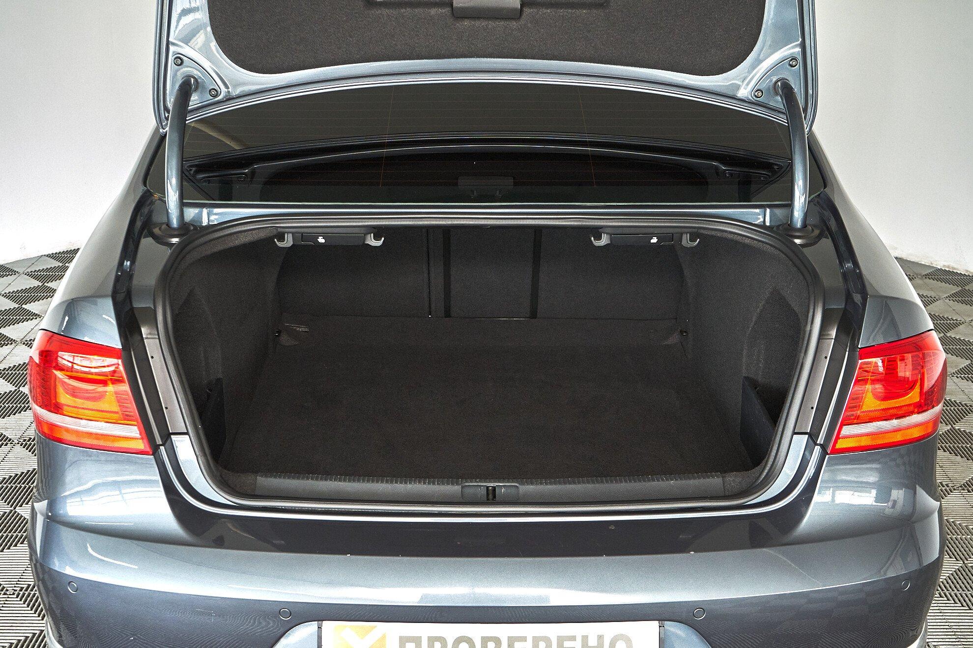 Volkswagen Passat 2012, серый