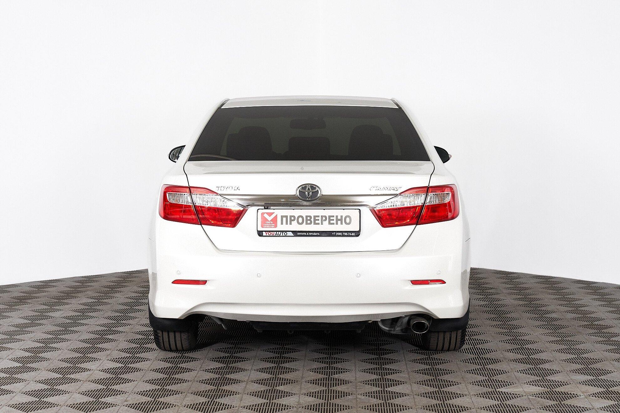 Toyota Camry 2012, белый